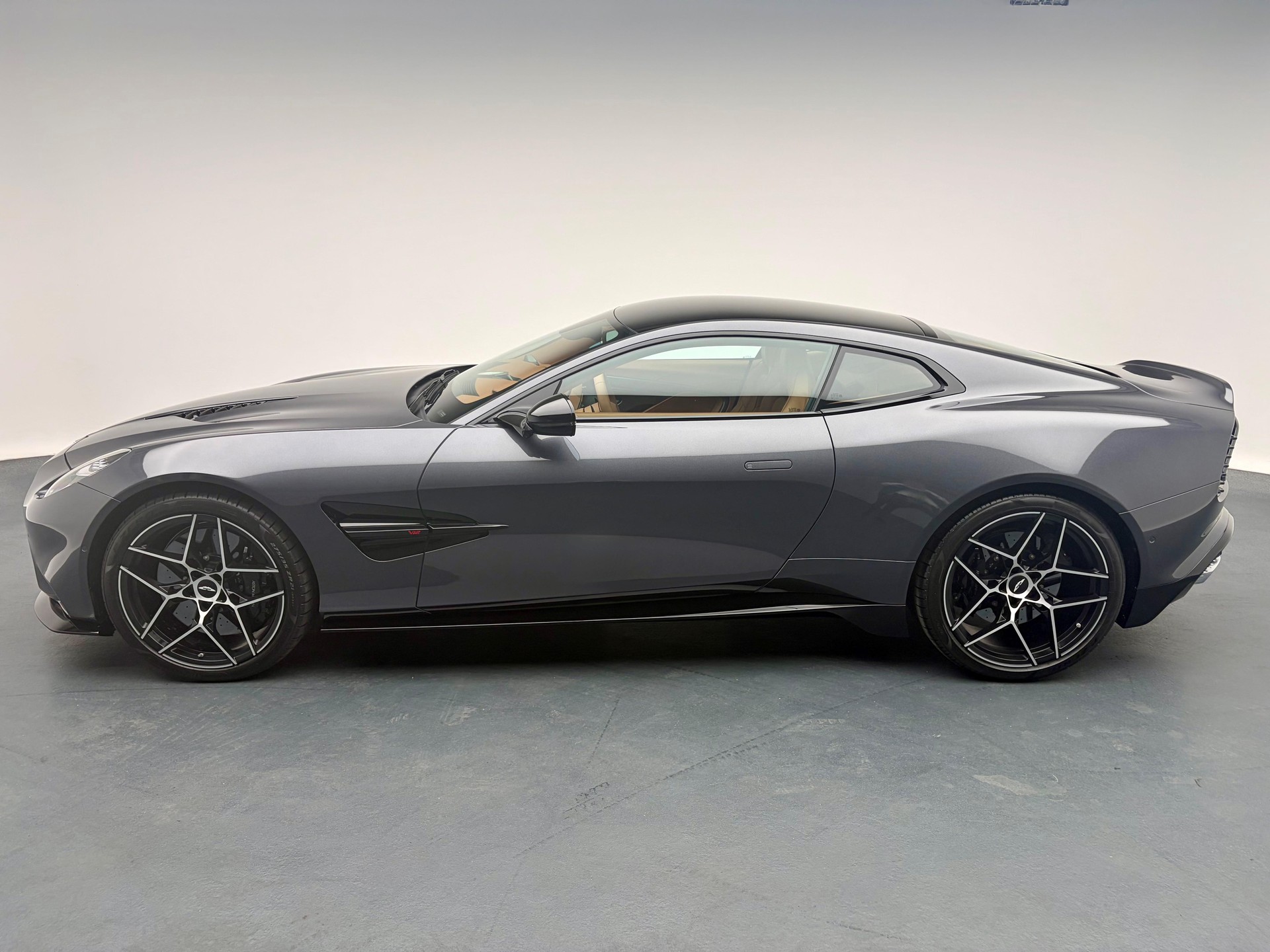 ASTON MARTIN Vanquish 5.2 V12 Bi-Turbo-showroom-element-1