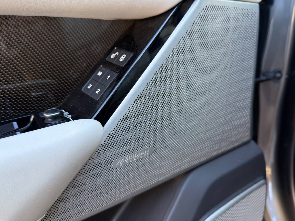 LAND ROVER Range Rover Velar 3.0 D 300 First Edition-image-16