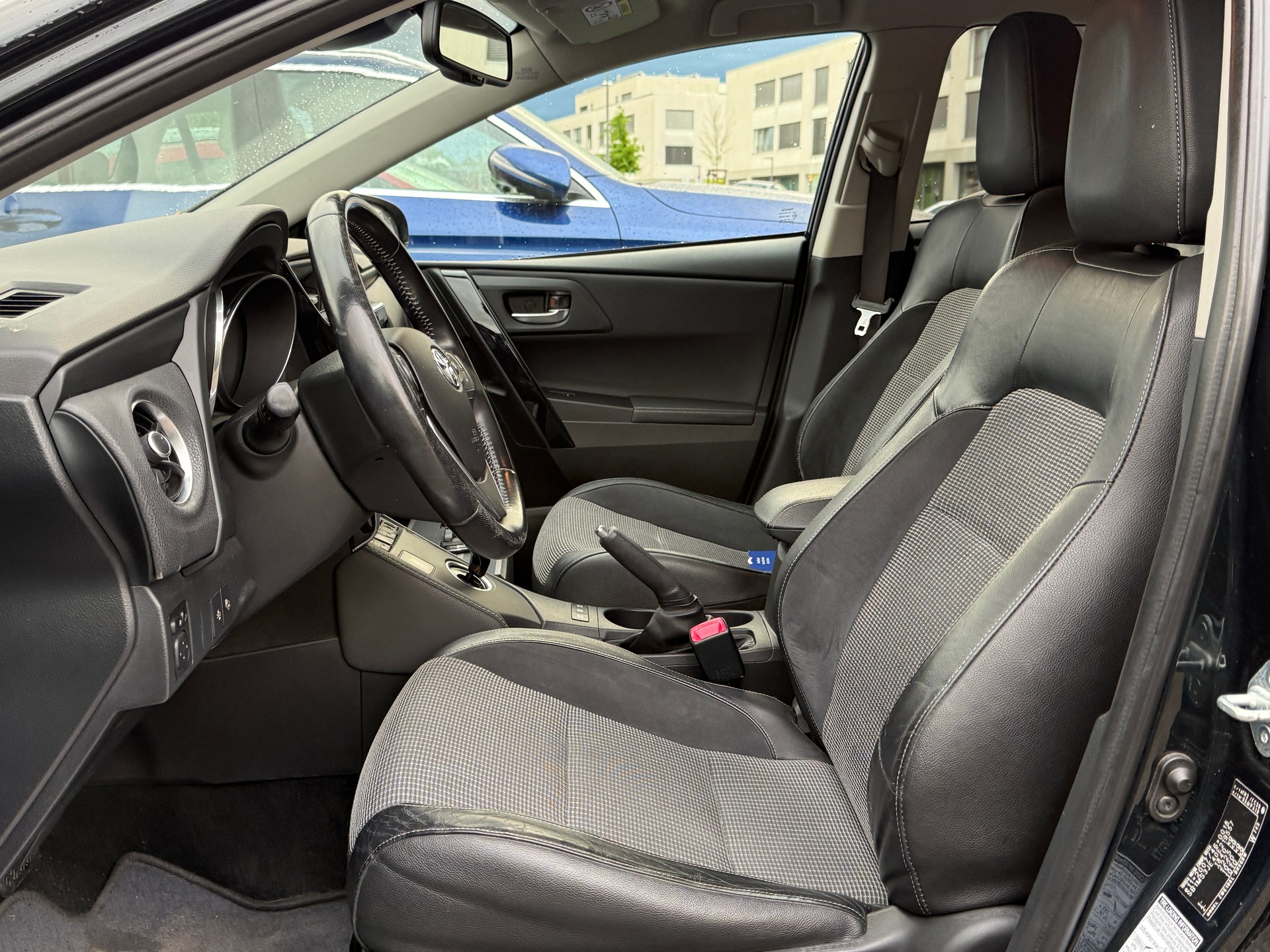 TOYOTA Auris 1.8 HSD Sol e-CVT-image-7