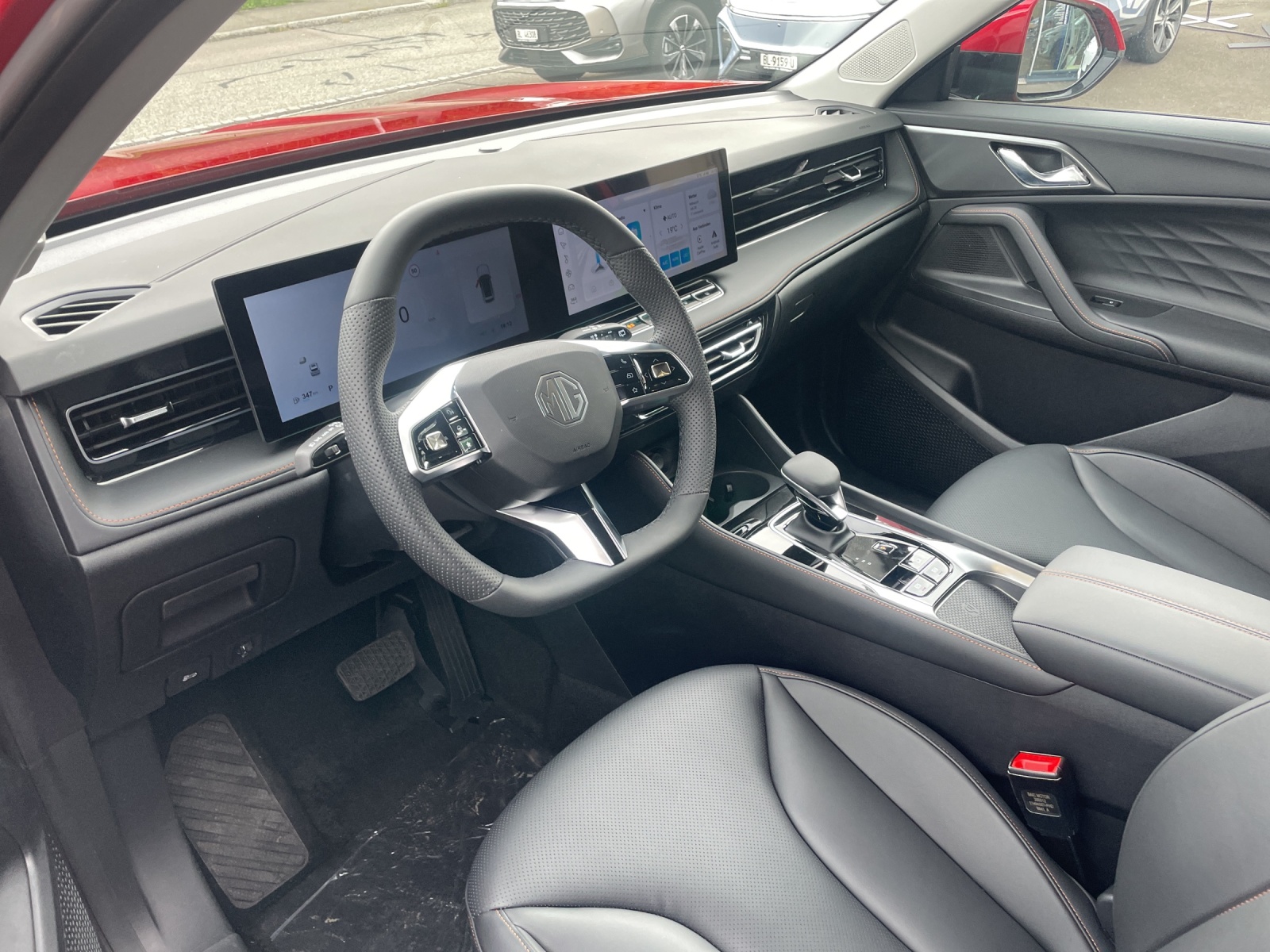 MG HS 1.5 Hybrid Luxury-showroom-element-3
