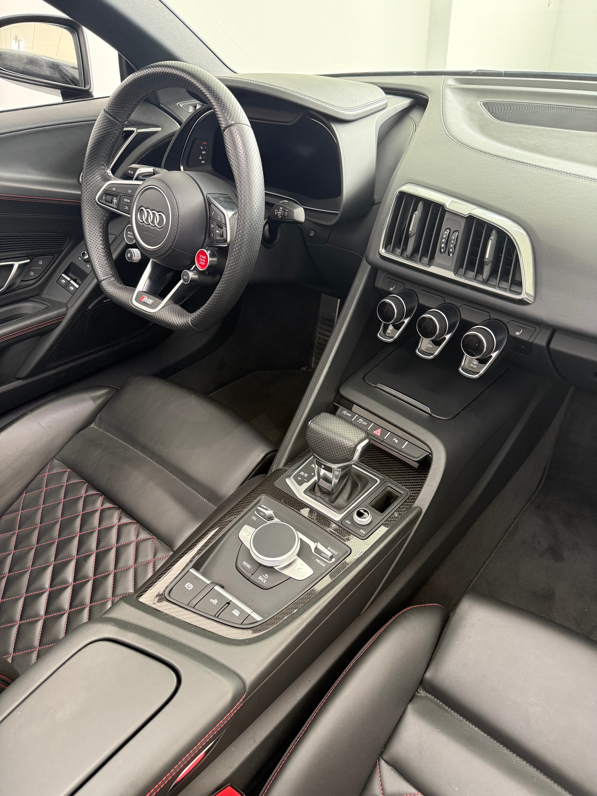 AUDI R8 Spyder 5.2 V10 plus S-Tronic-image-13