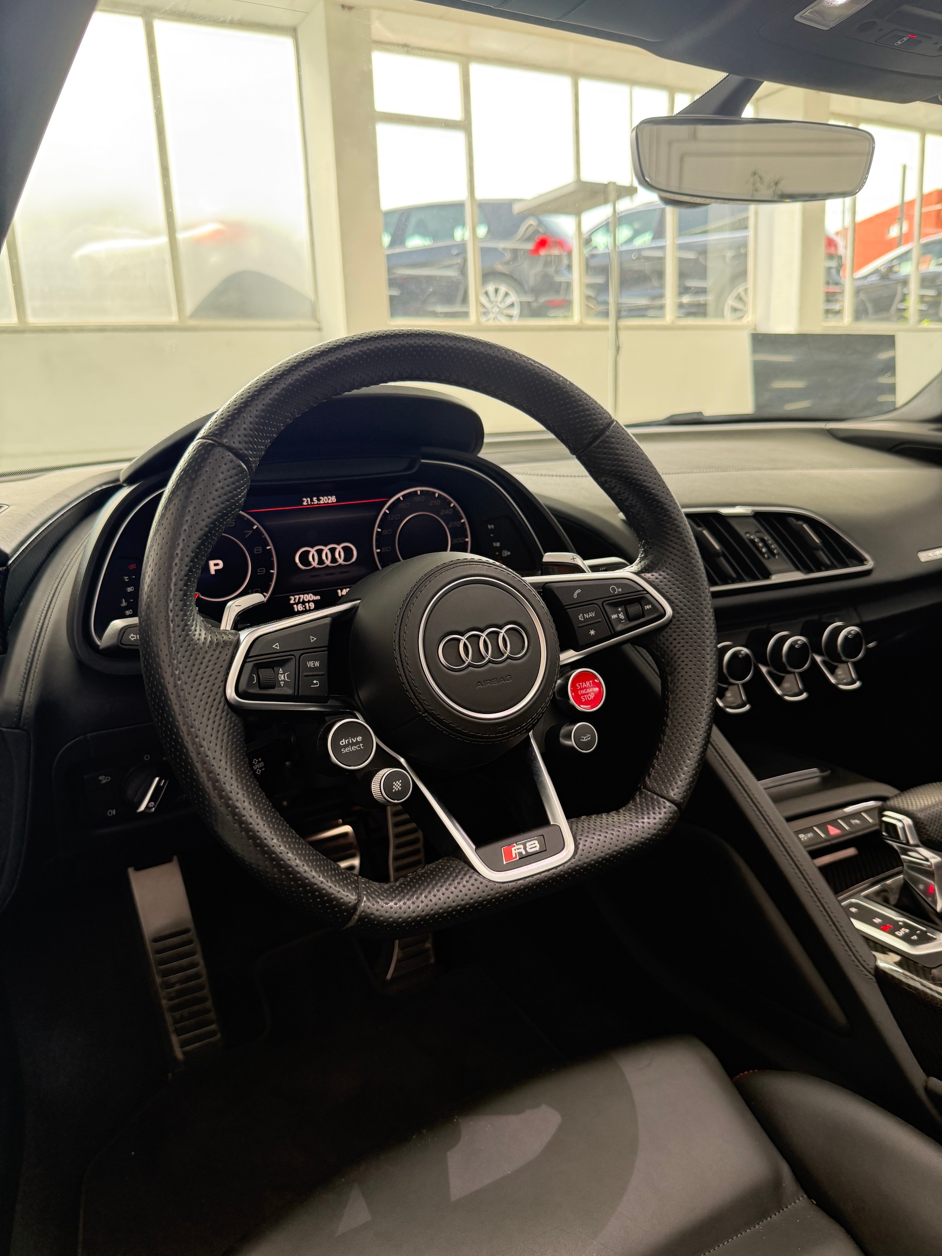 AUDI R8 Spyder 5.2 V10 plus S-Tronic-image-12
