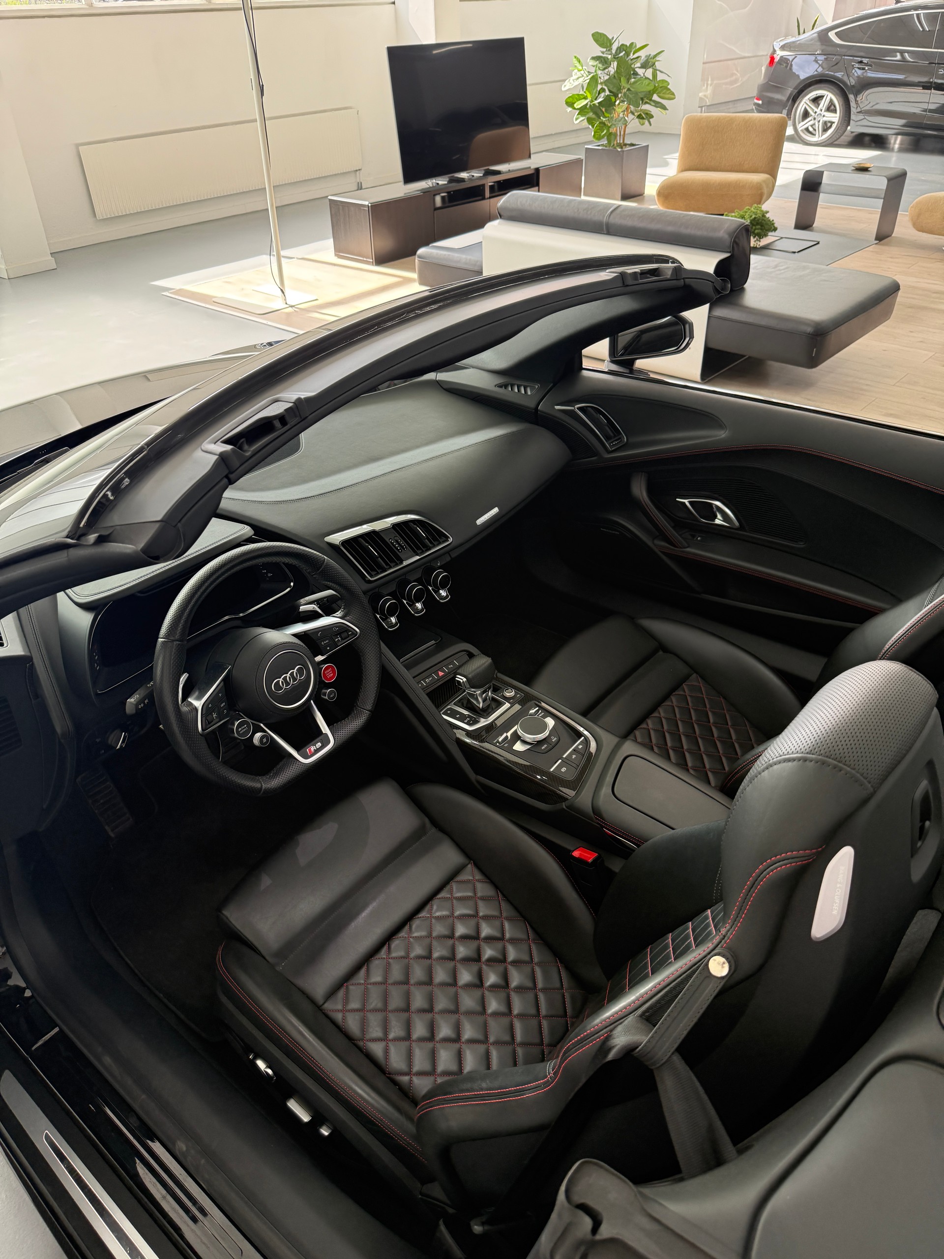 AUDI R8 Spyder 5.2 V10 plus S-Tronic-image-10