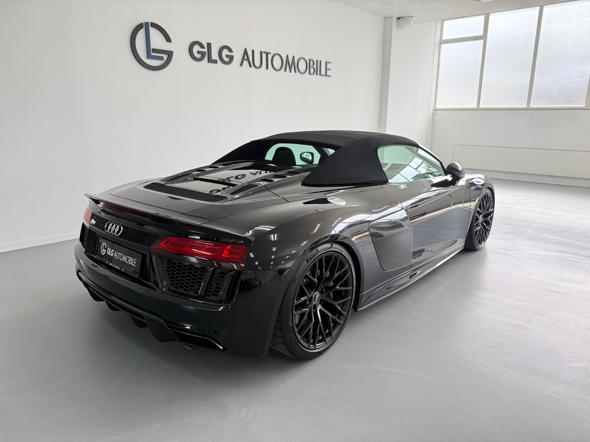 AUDI R8 Spyder 5.2 V10 plus S-Tronic-image-9