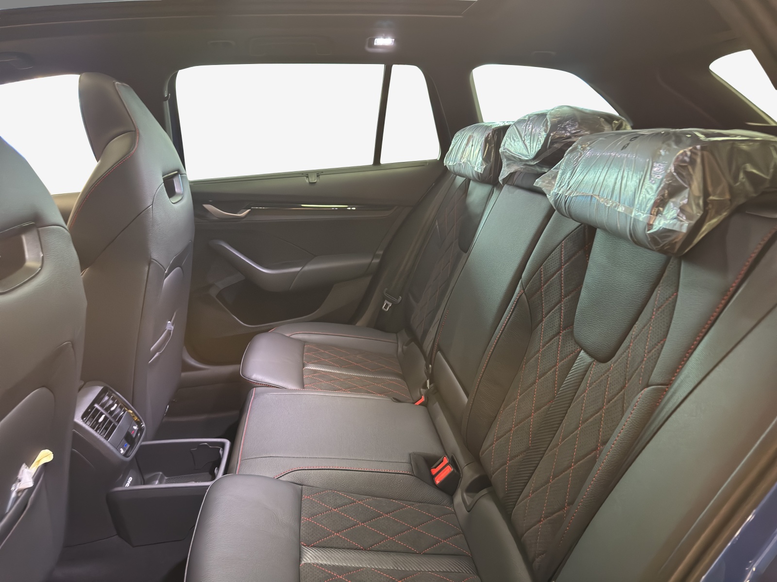SKODA Octavia Combi 2.0 TSI DSG RS-image-7