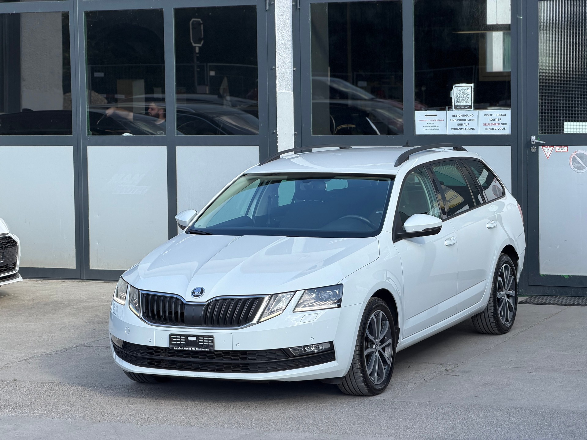 SKODA Octavia Combi 2.0 TDI Ambition 4x4 AHK 2.0T-showroom-element-1