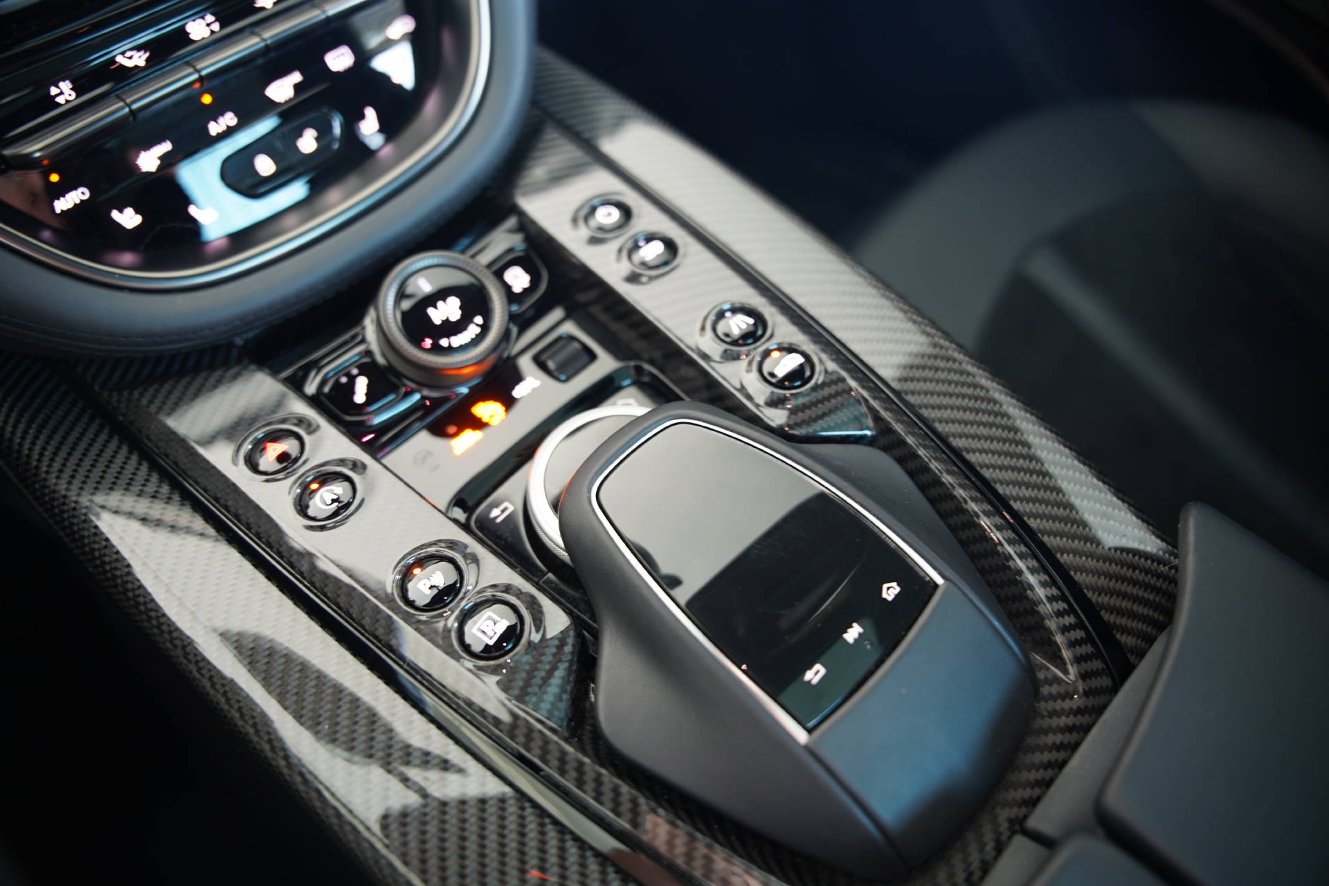 ASTON MARTIN DBX 707-image-14