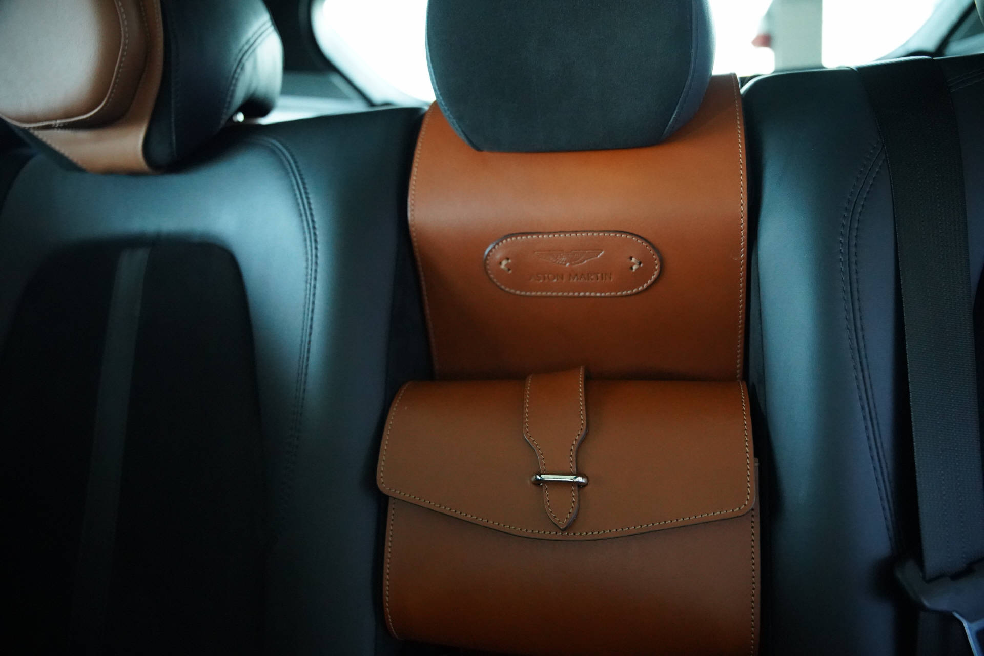 ASTON MARTIN DBX 707-image-15