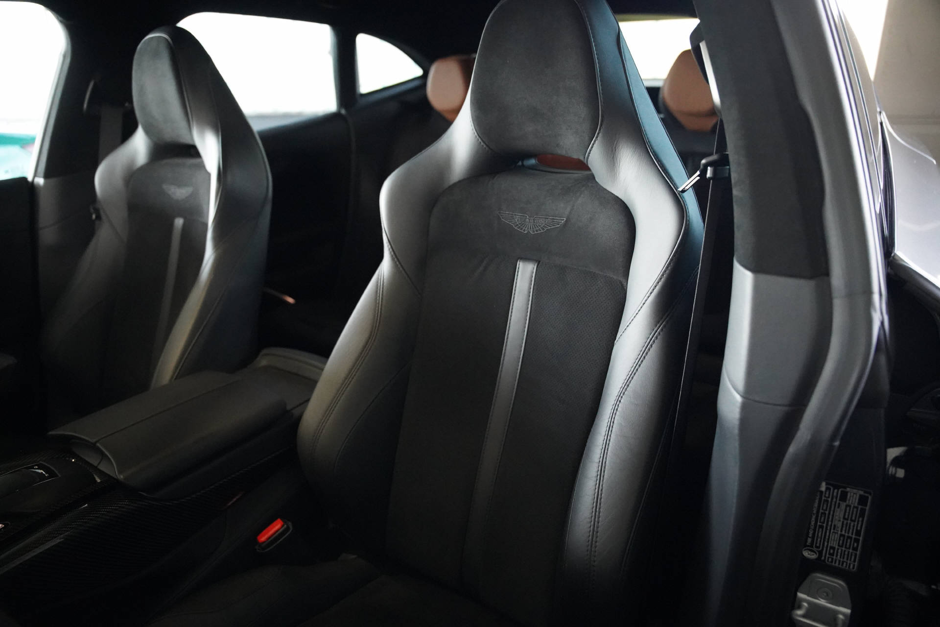 ASTON MARTIN DBX 707-image-9