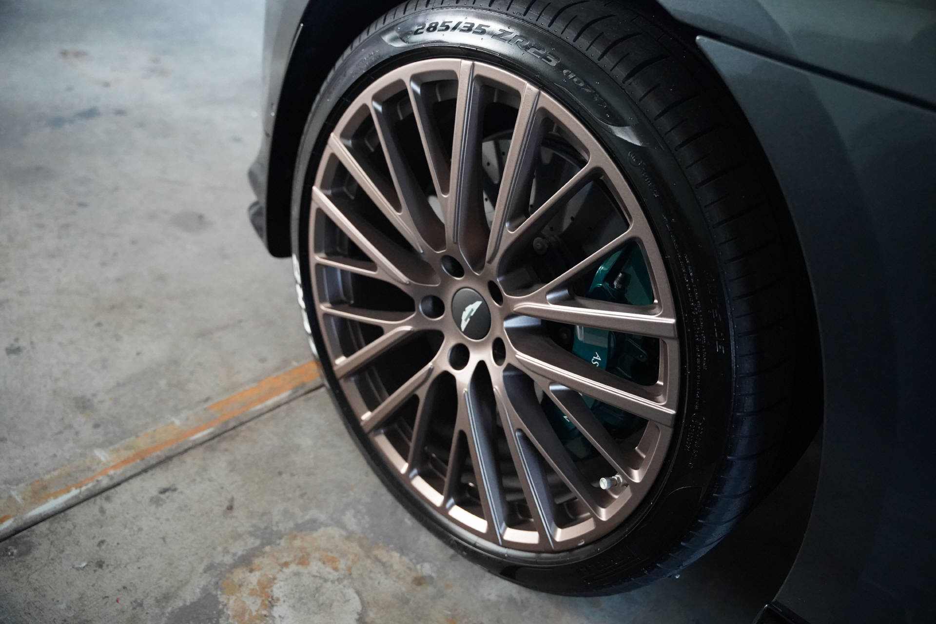 ASTON MARTIN DBX 707-image-5