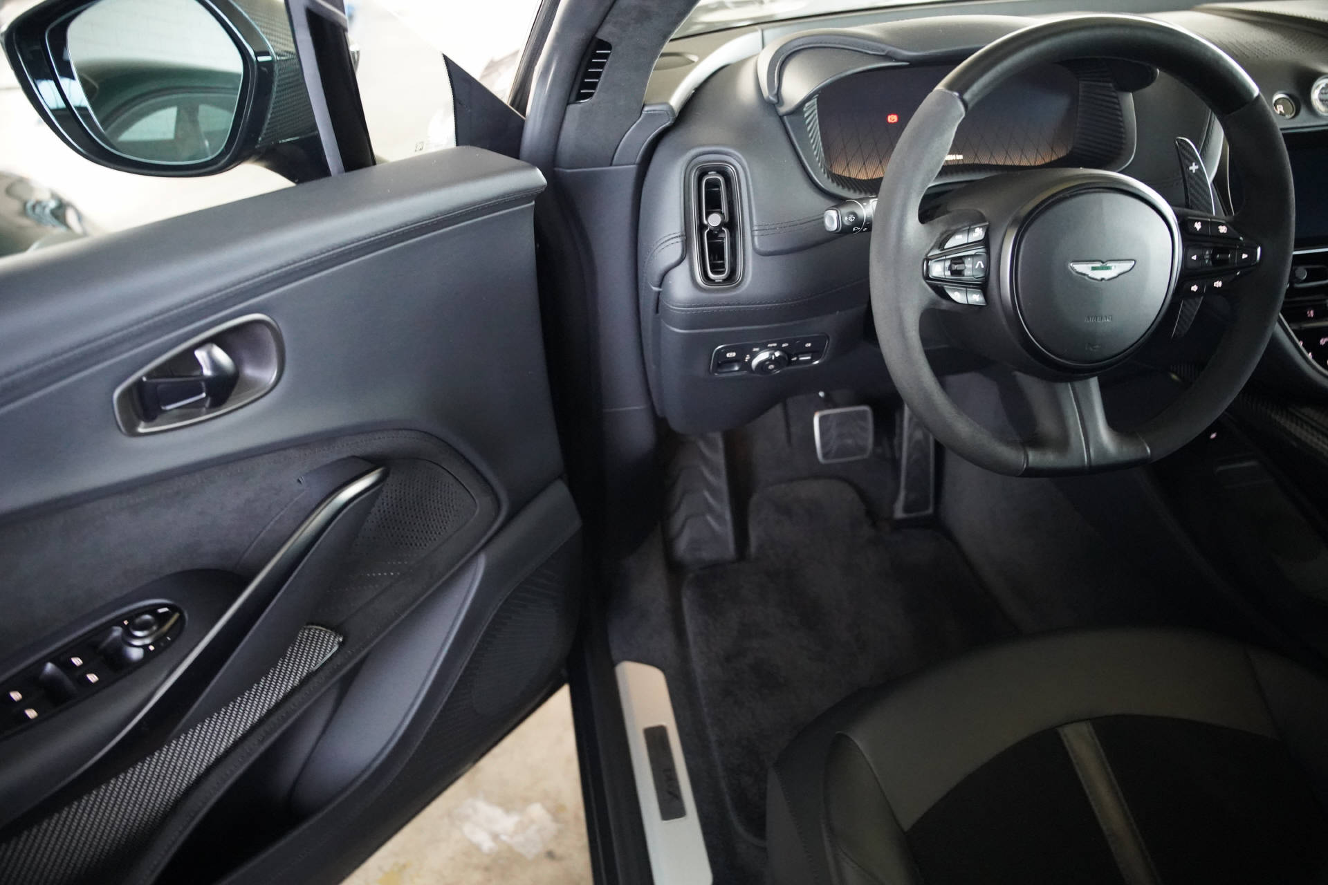 ASTON MARTIN DBX 707-image-8