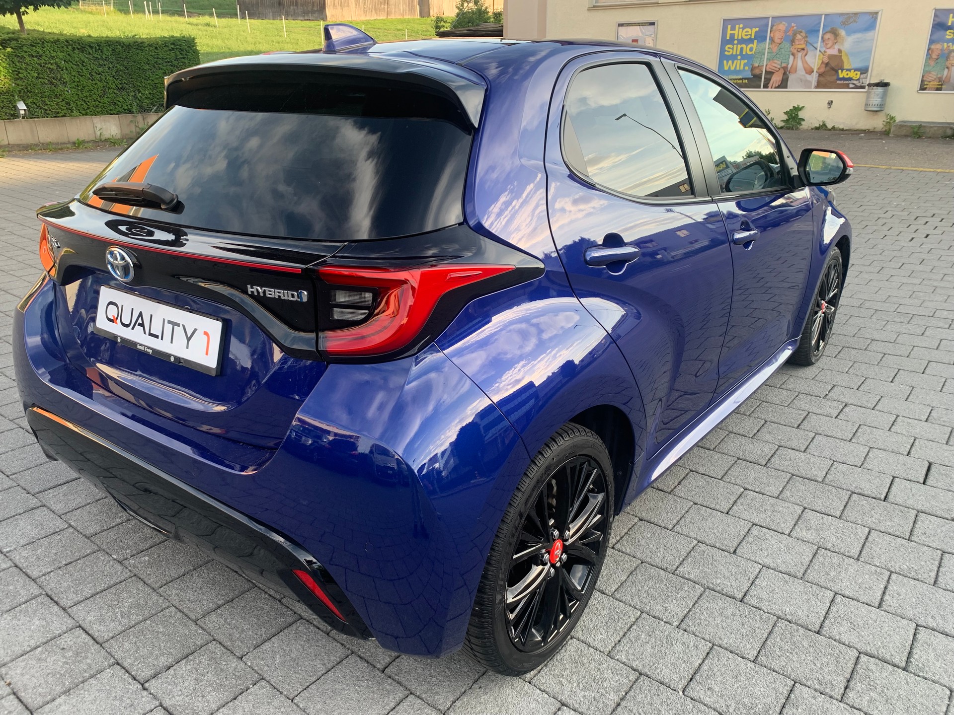 TOYOTA Yaris 1.5 Premiere Edition e-CVT-image-2