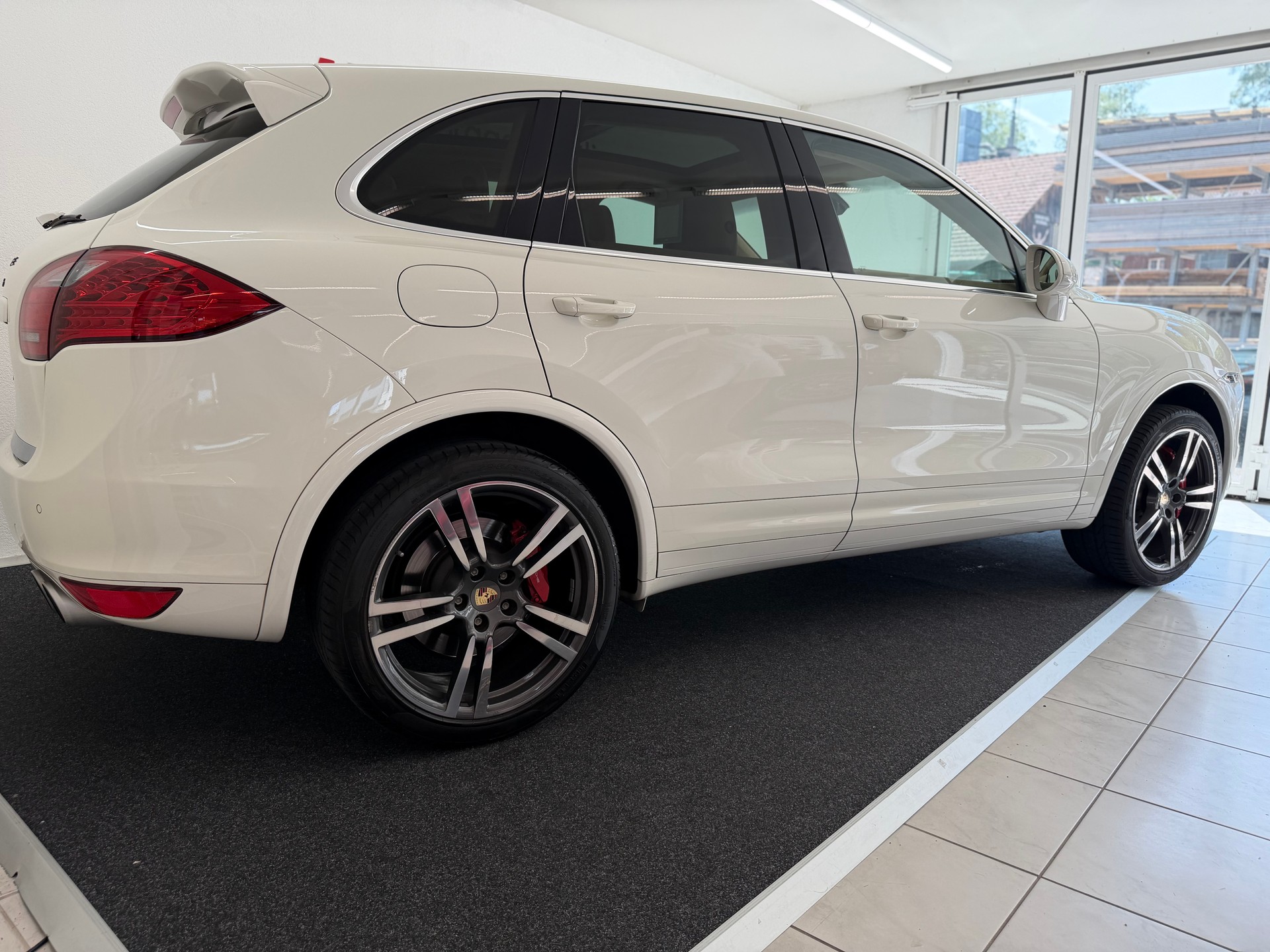 PORSCHE Cayenne 4.8 V8 Turbo TipT-showroom-element-2