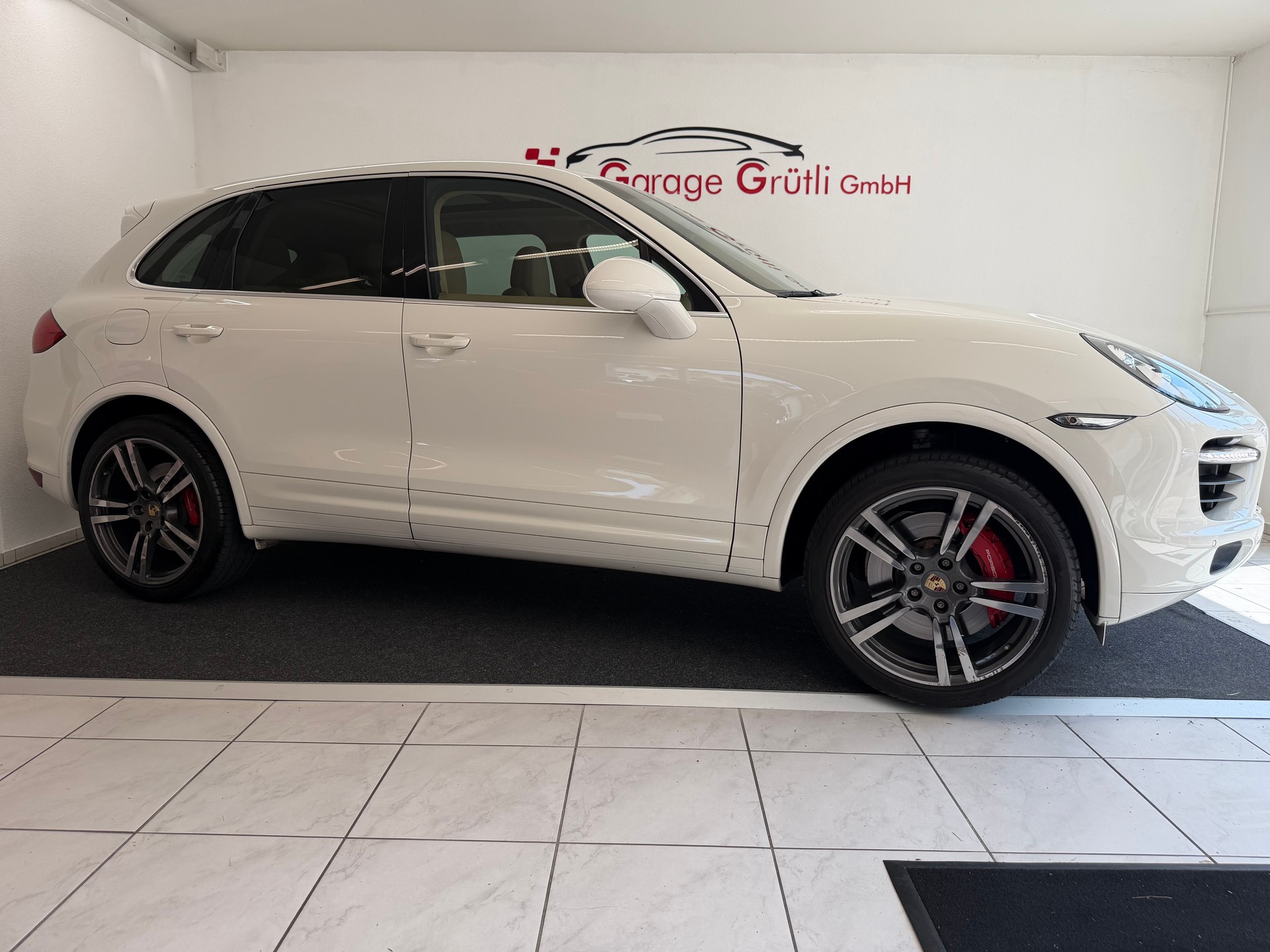 PORSCHE Cayenne 4.8 V8 Turbo TipT-showroom-element-1