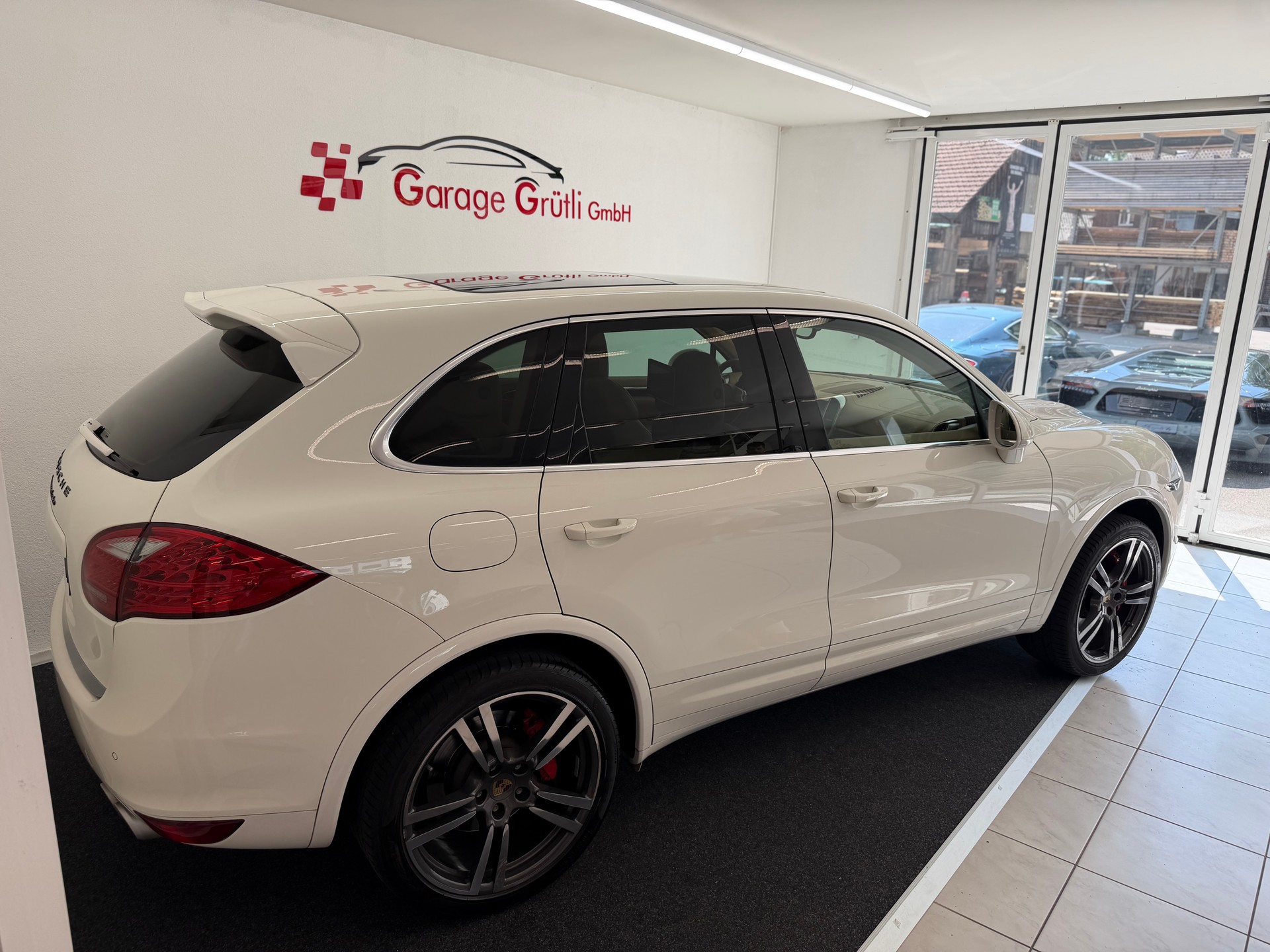 PORSCHE Cayenne 4.8 V8 Turbo TipT-showroom-element-3