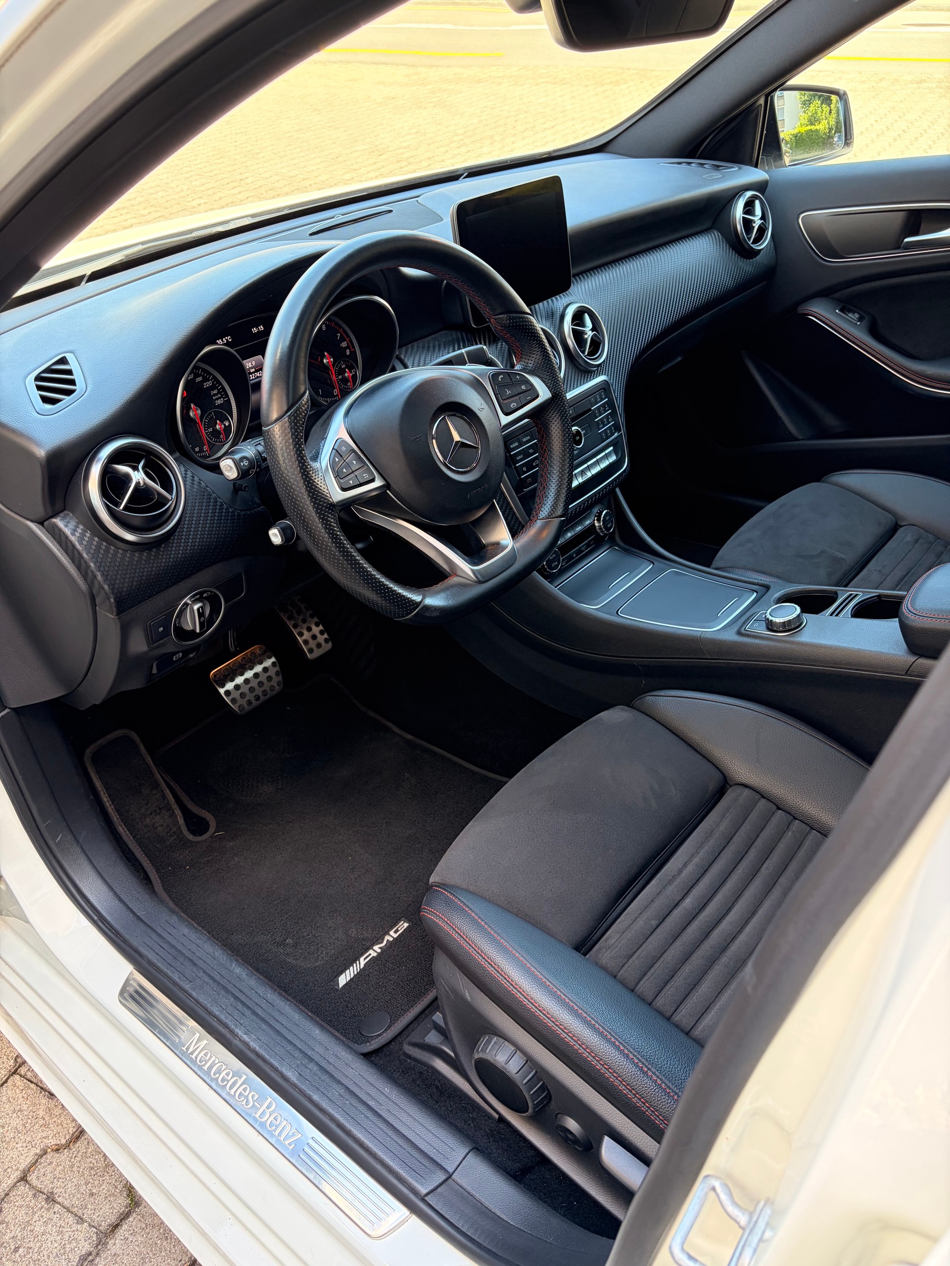 MERCEDES-BENZ A 180 AMG Line 7G-DCT-image-6
