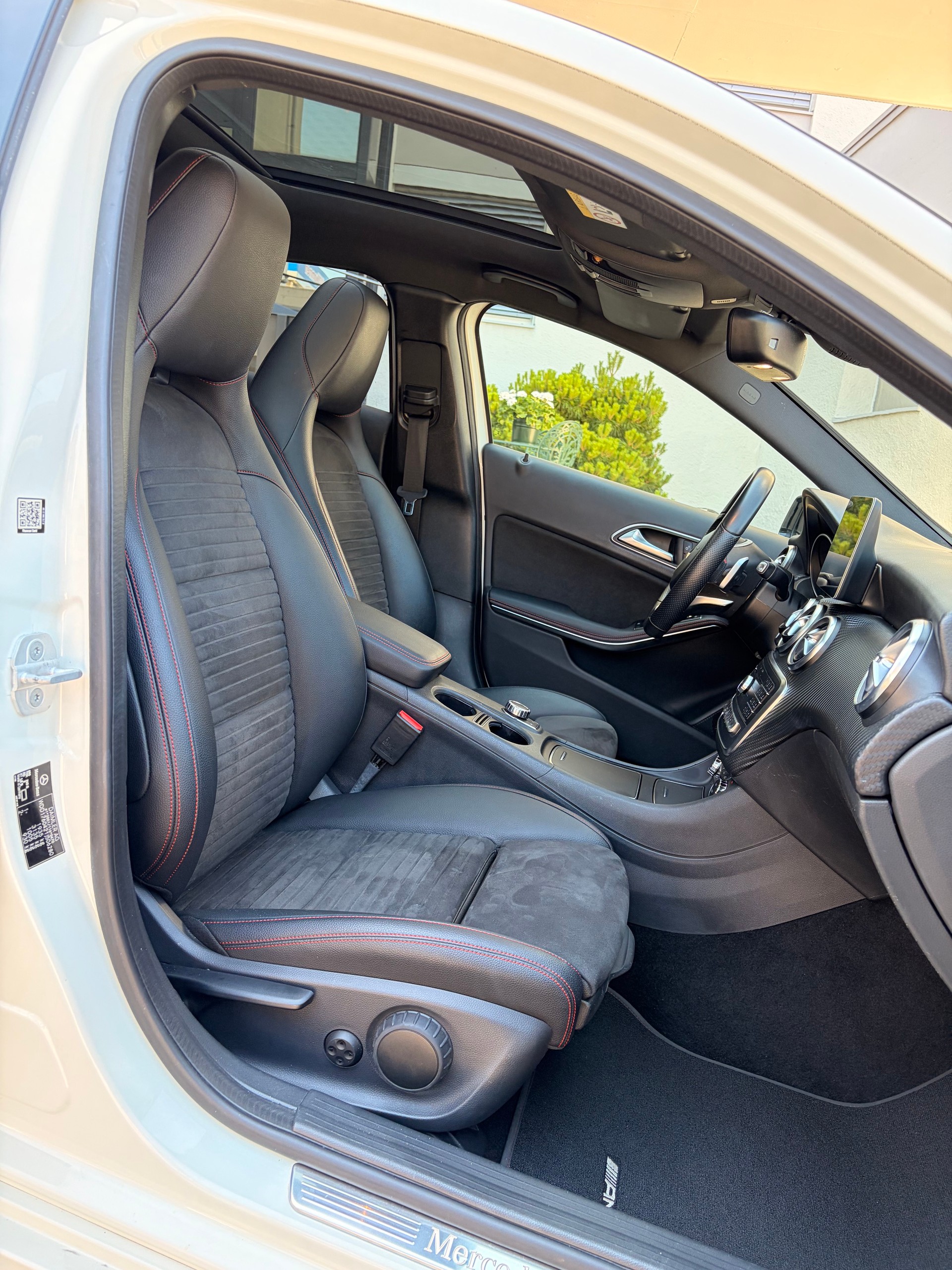 MERCEDES-BENZ A 180 AMG Line 7G-DCT-image-4