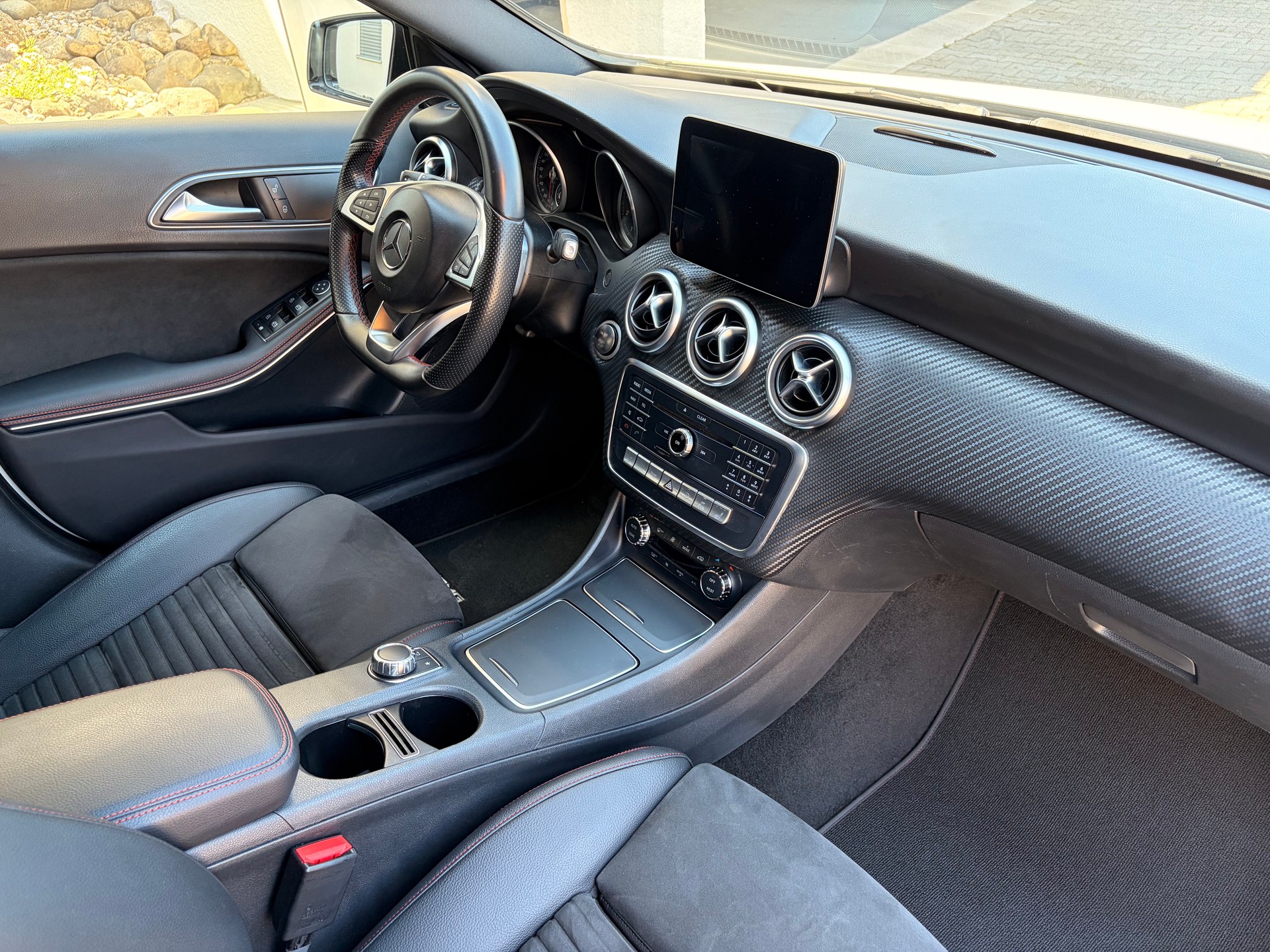 MERCEDES-BENZ A 180 AMG Line 7G-DCT-image-3
