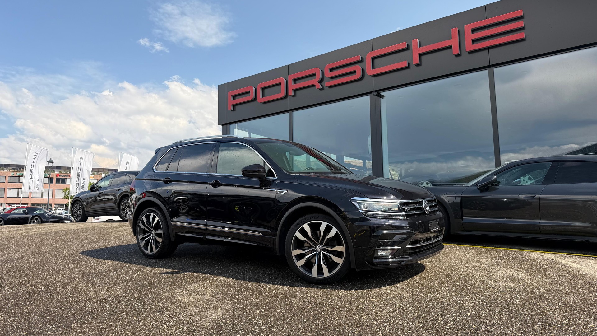 VW Tiguan 2.0TSI R-Line Highline 4Motion DSG-showroom-element-1