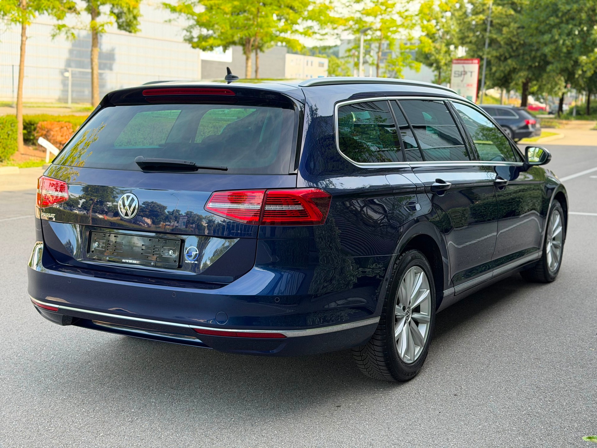 VW Passat Variant 2.0 TDI BMT Highline DSG-image-5