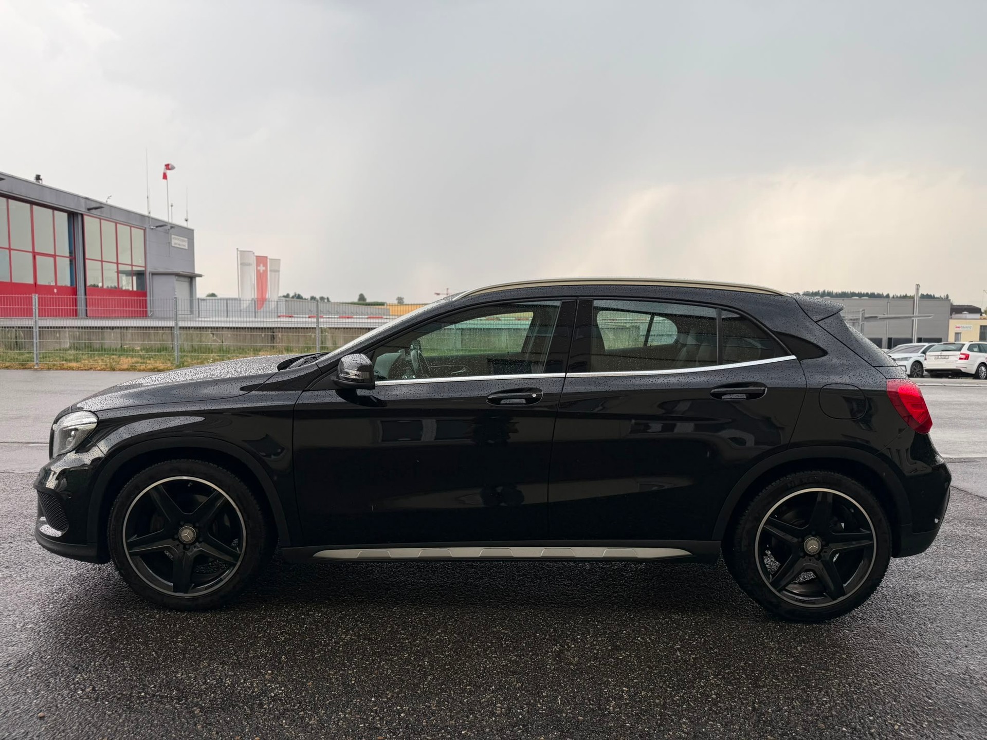 MERCEDES-BENZ GLA 250 AMG Line 4m-image-3