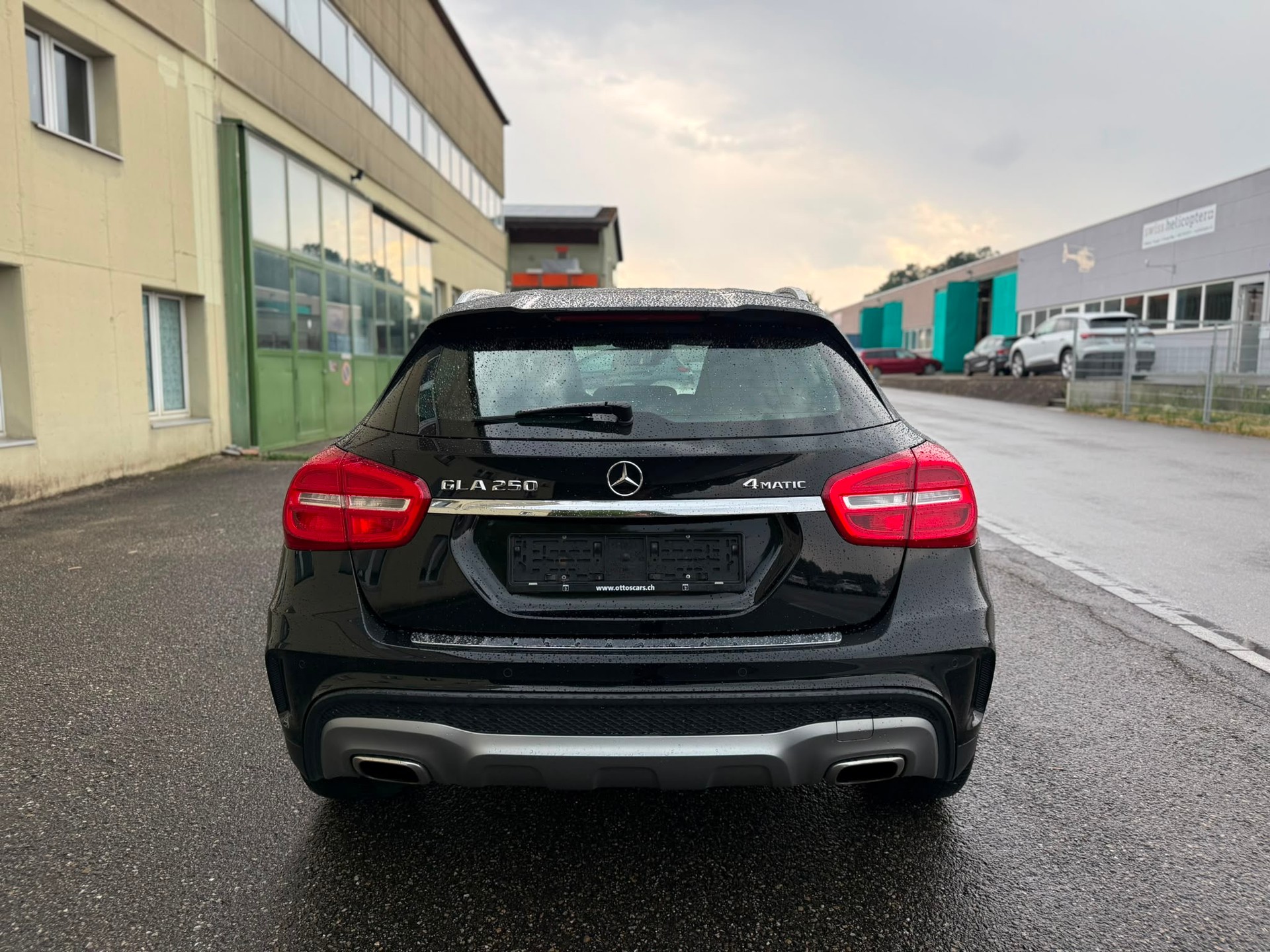 MERCEDES-BENZ GLA 250 AMG Line 4m-image-2