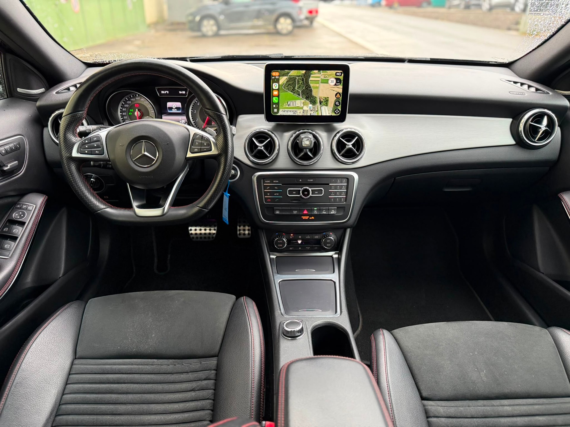 MERCEDES-BENZ GLA 250 AMG Line 4m-image-4