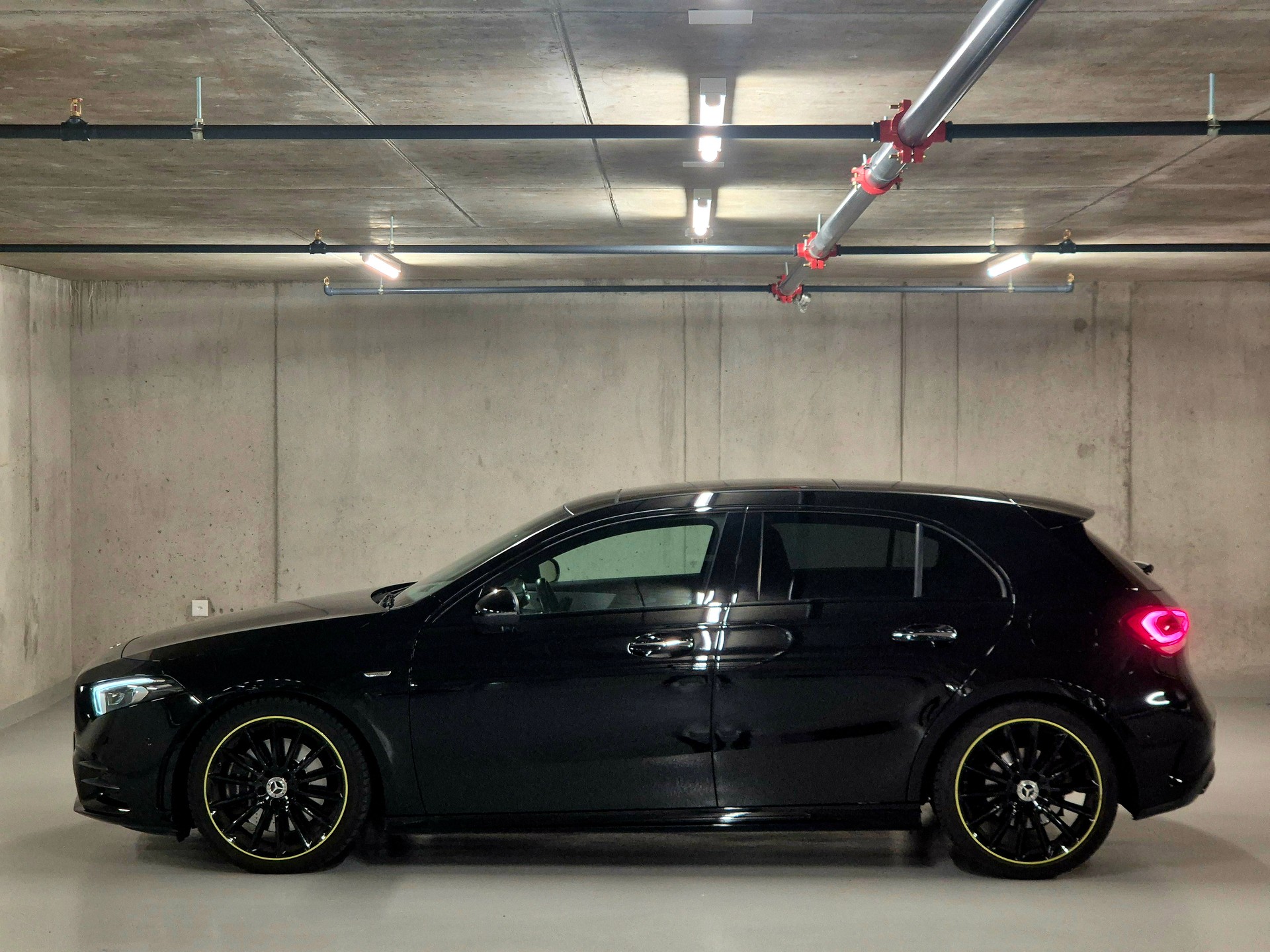MERCEDES-BENZ A 250 AMG Line 7G-DCT-showroom-element-3