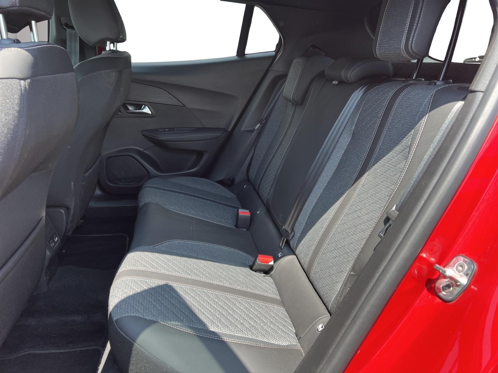 PEUGEOT 2008 1.2 PureTech 130 Allure Premium-image-9