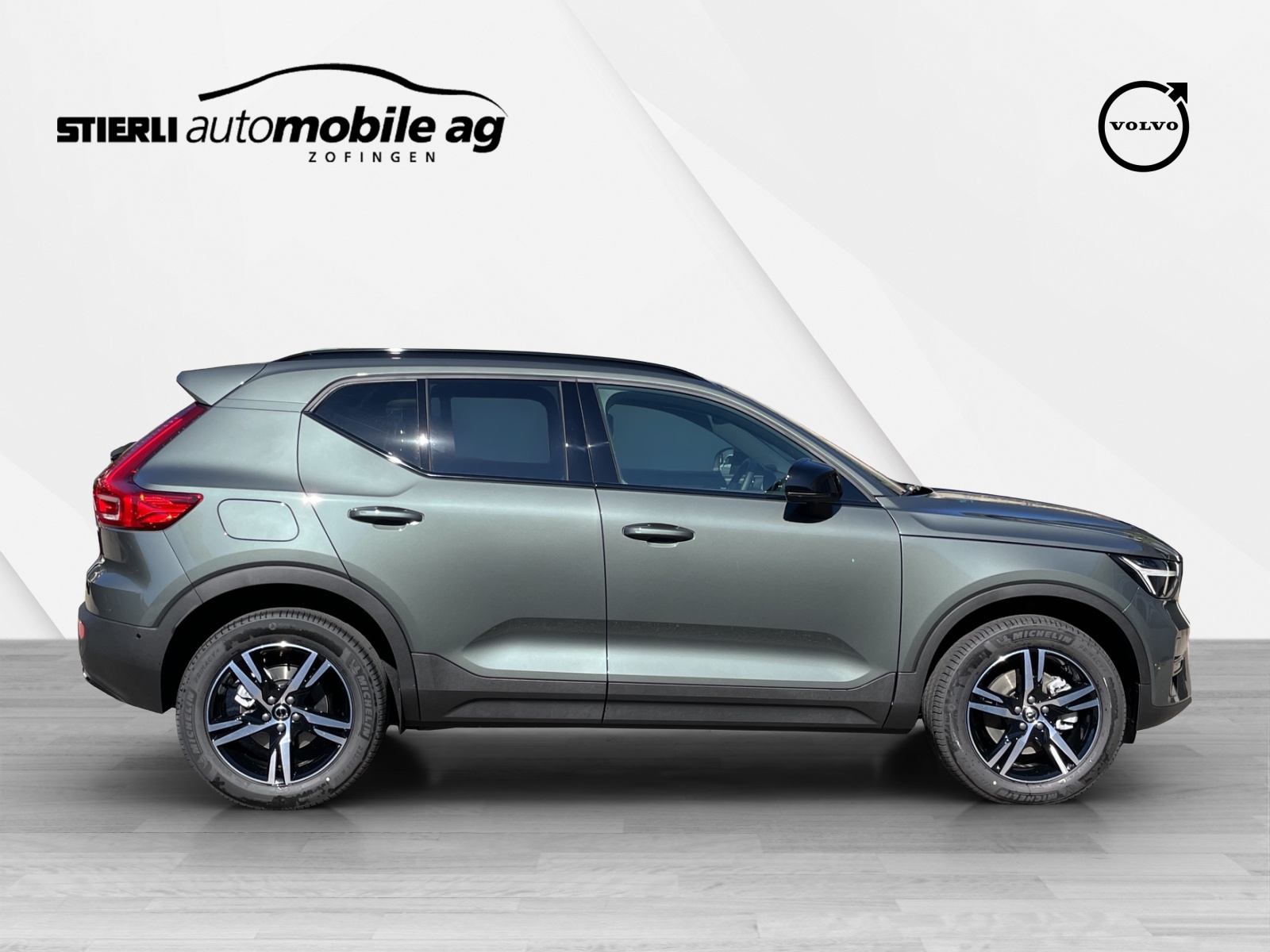 VOLVO XC40 2.0 B3 MH Plus Dark-showroom-element-3