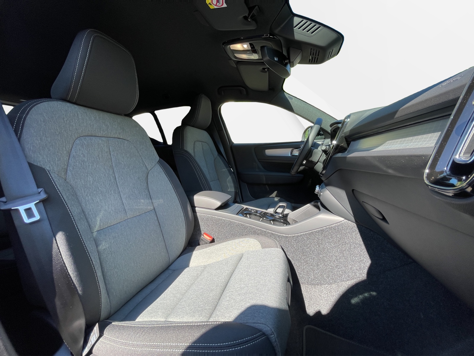 VOLVO XC40 2.0 B3 MH Plus Dark-image-16