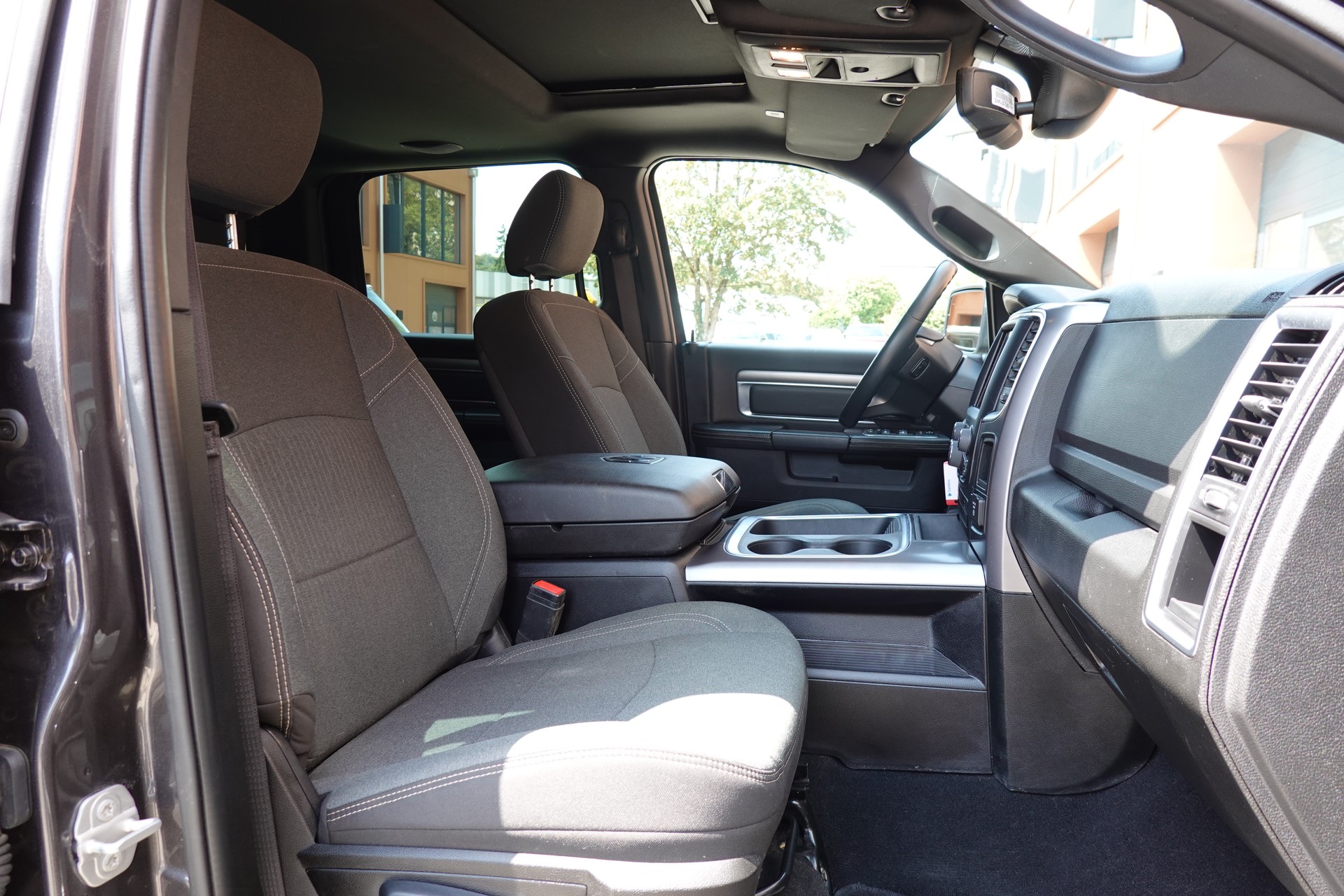 DODGE 1500 - "Peinture Raptor * Tempomat * Camera de recul * Crochet d'attelage pour 3500kg * Son Alpine"-image-23