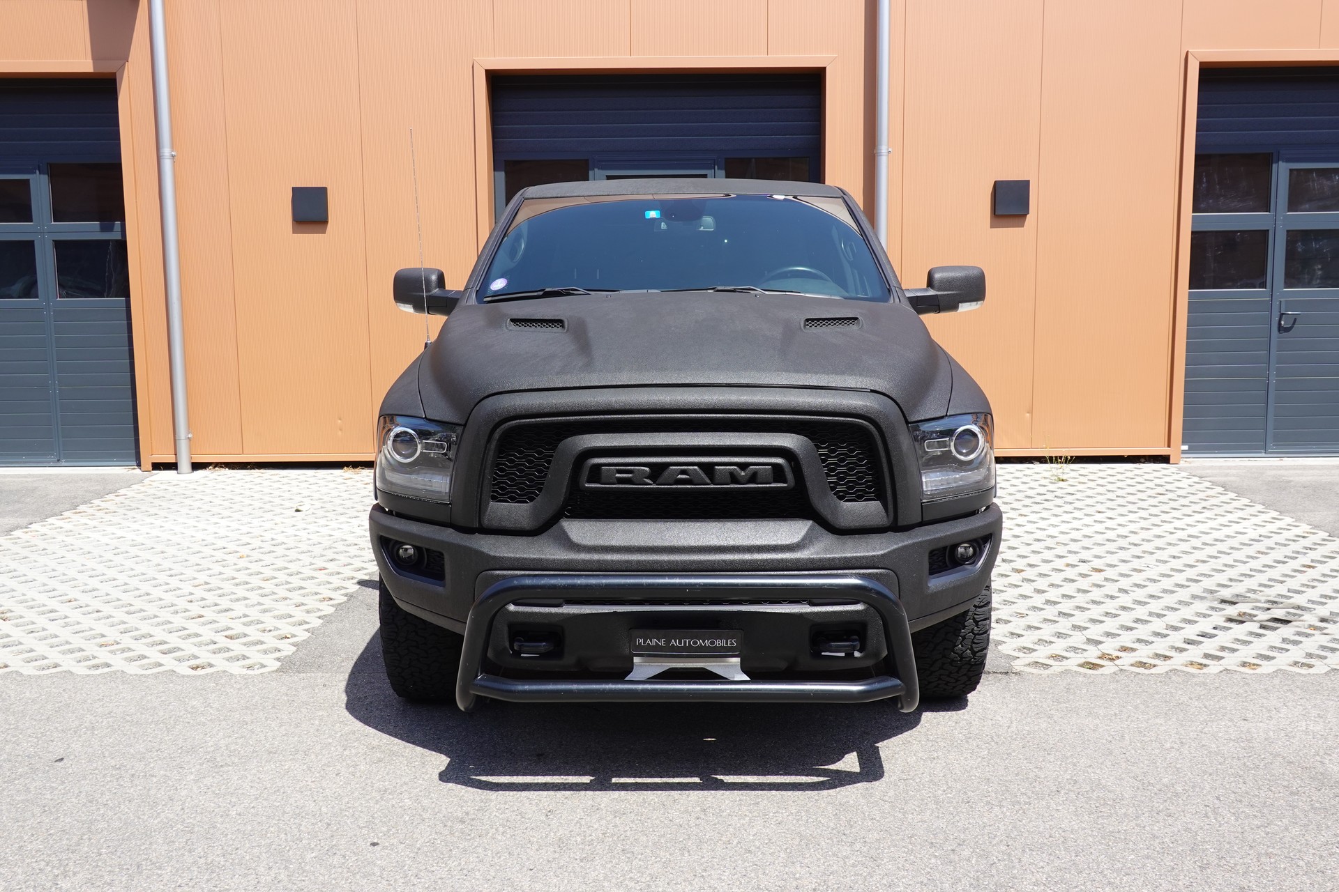 DODGE 1500 - "Peinture Raptor * Tempomat * Camera de recul * Crochet d'attelage pour 3500kg * Son Alpine"-showroom-element-1