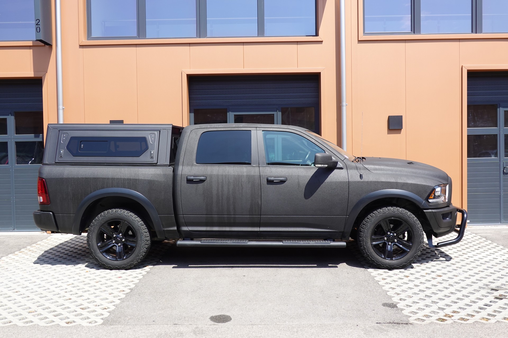 DODGE 1500 - "Peinture Raptor * Tempomat * Camera de recul * Crochet d'attelage pour 3500kg * Son Alpine"-showroom-element-3