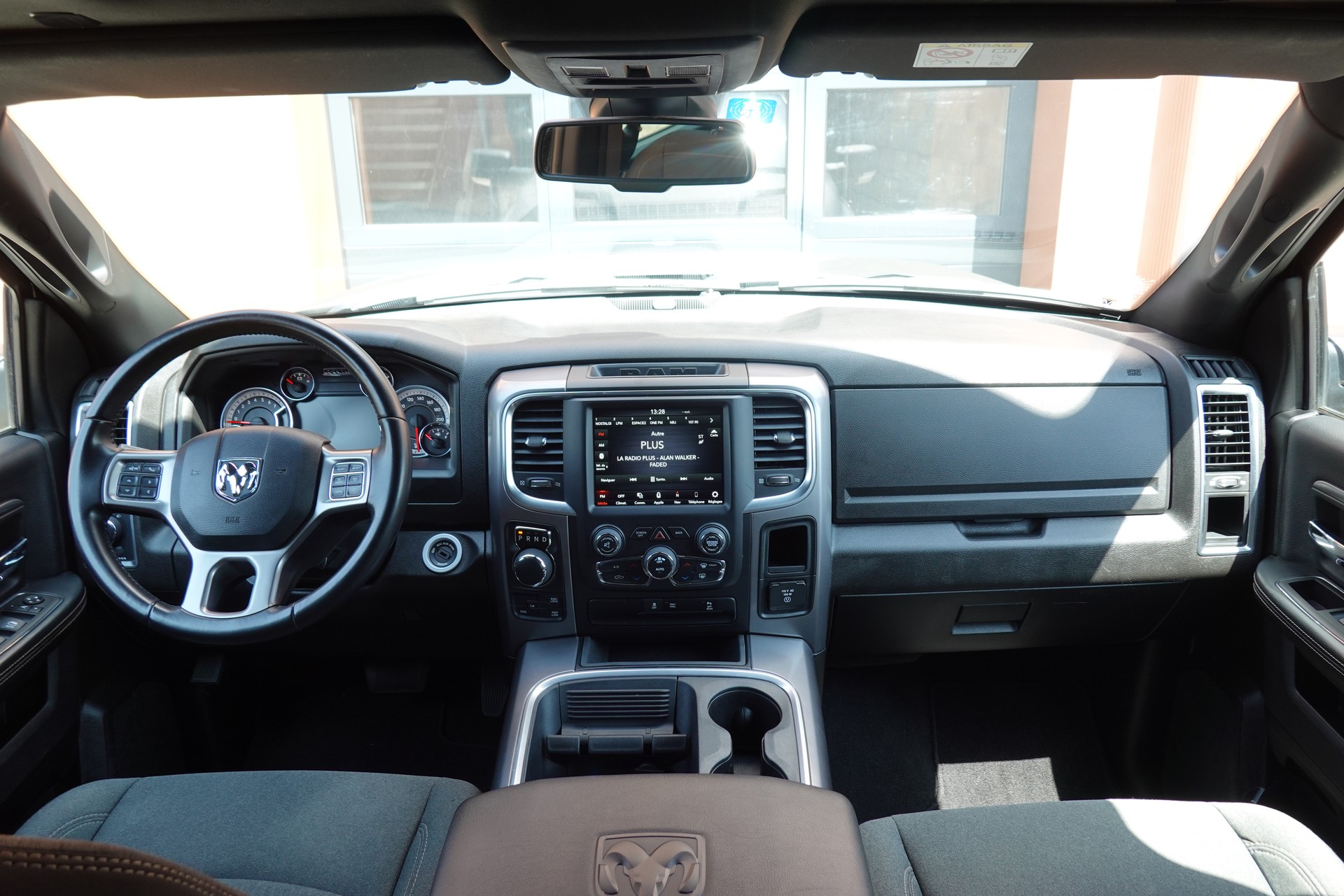 DODGE 1500 - "Peinture Raptor * Tempomat * Camera de recul * Crochet d'attelage pour 3500kg * Son Alpine"-image-11