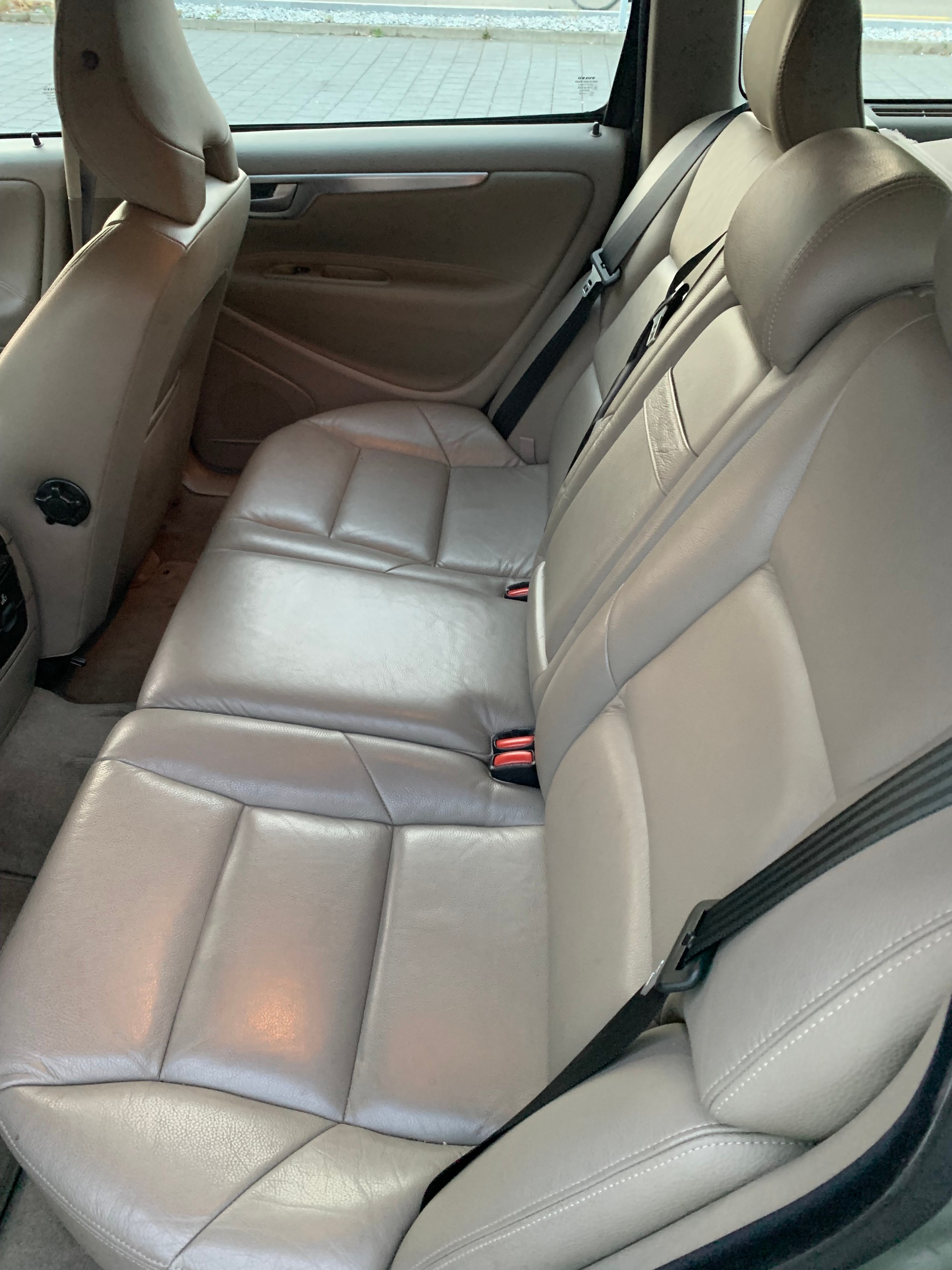 VOLVO V70 D5 AWD Momentum-image-8
