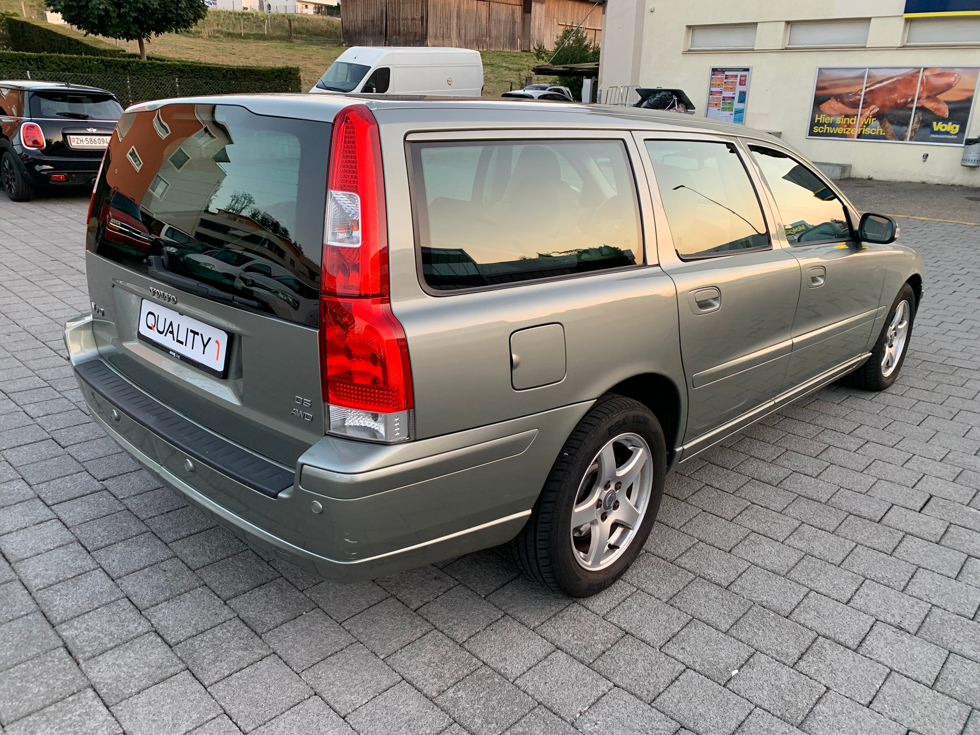 VOLVO V70 D5 AWD Momentum-image-3