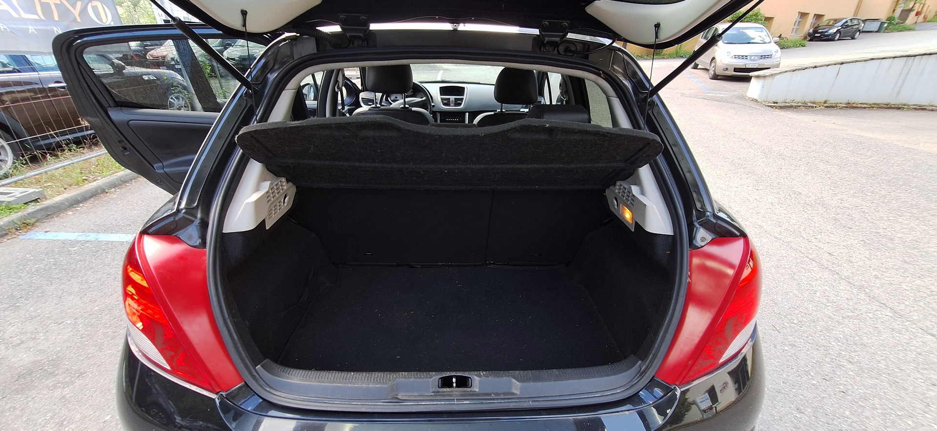 PEUGEOT 207 1.6 16V Swiss Edition-image-11