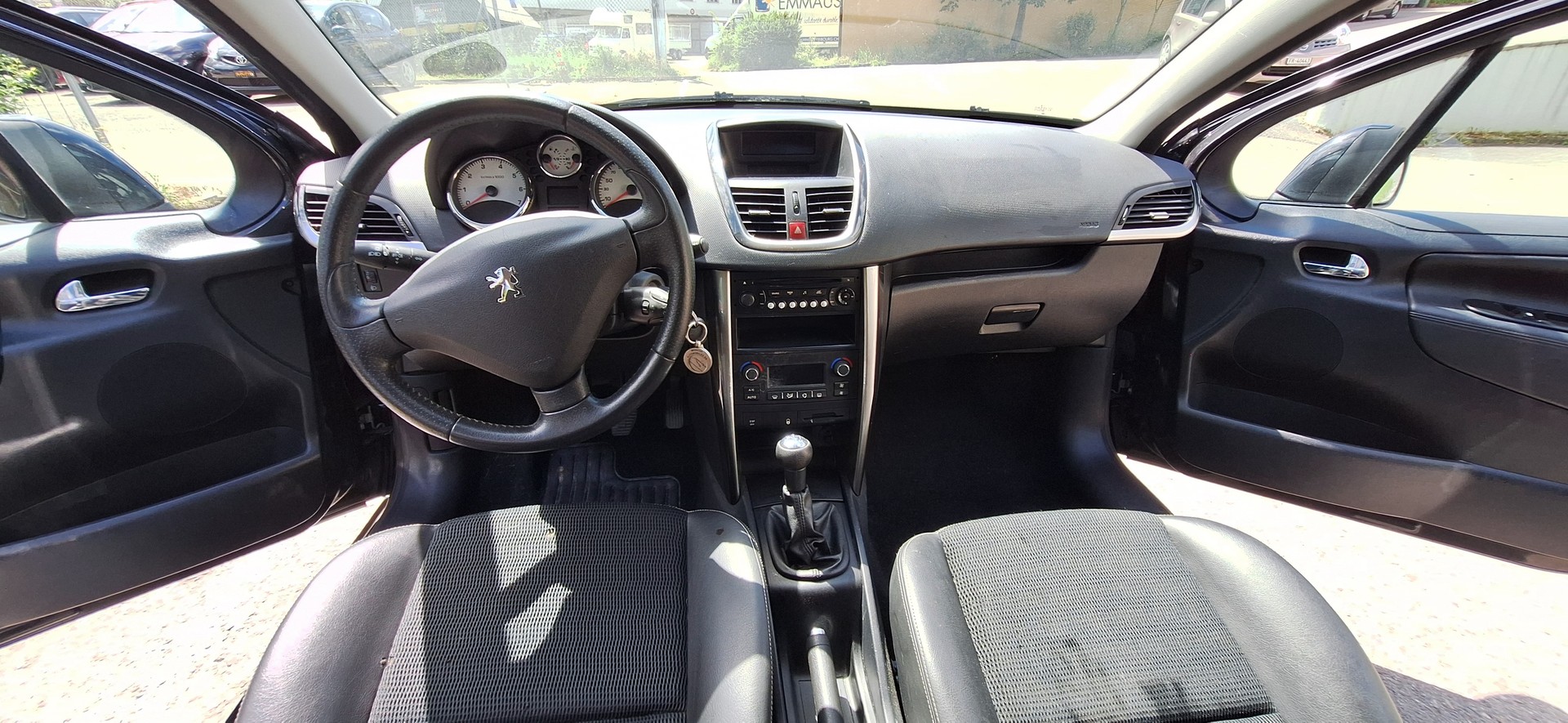 PEUGEOT 207 1.6 16V Swiss Edition-image-23