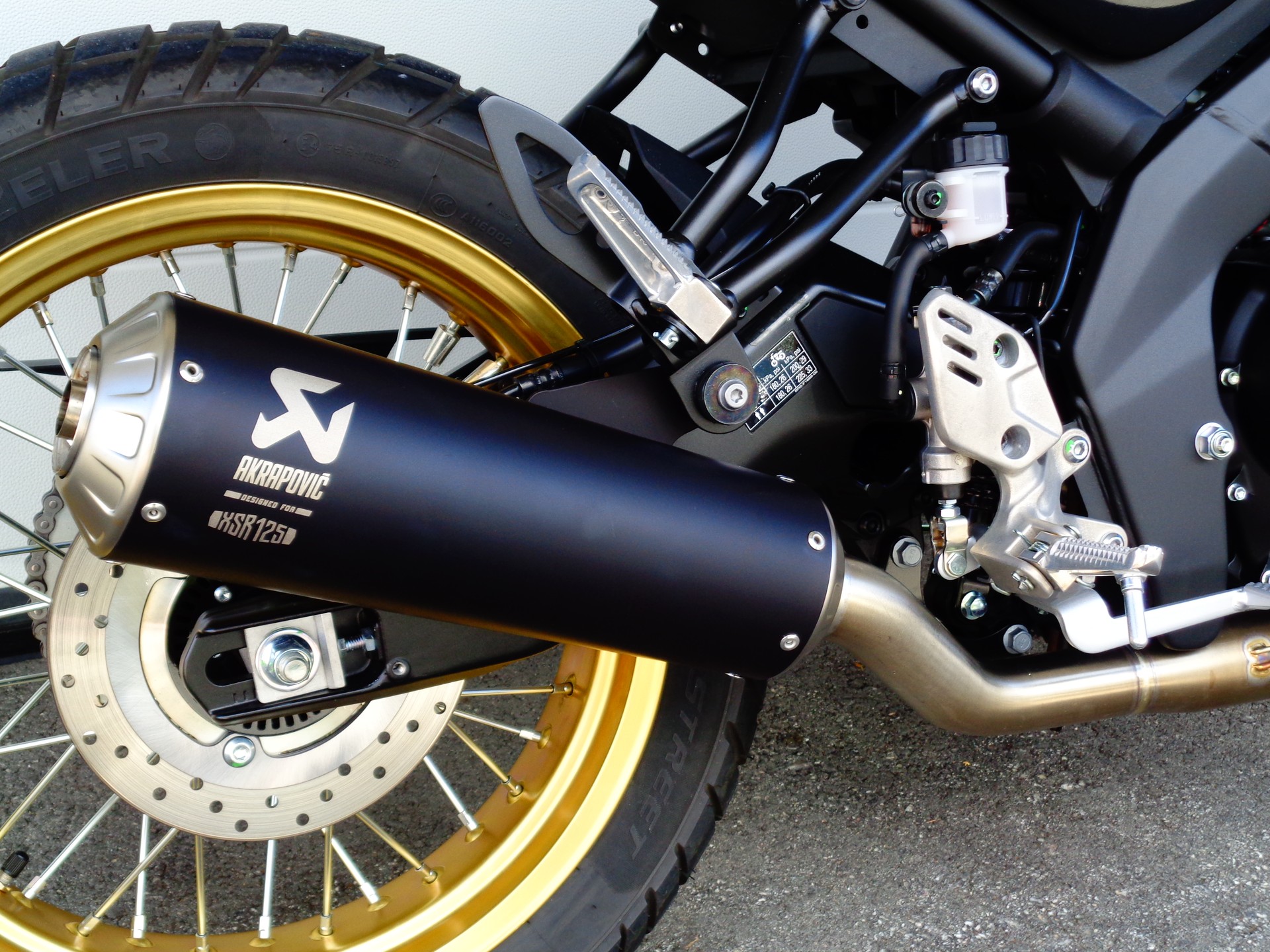 YAMAHA XSR 125 Legacy Edition-showroom-element-3