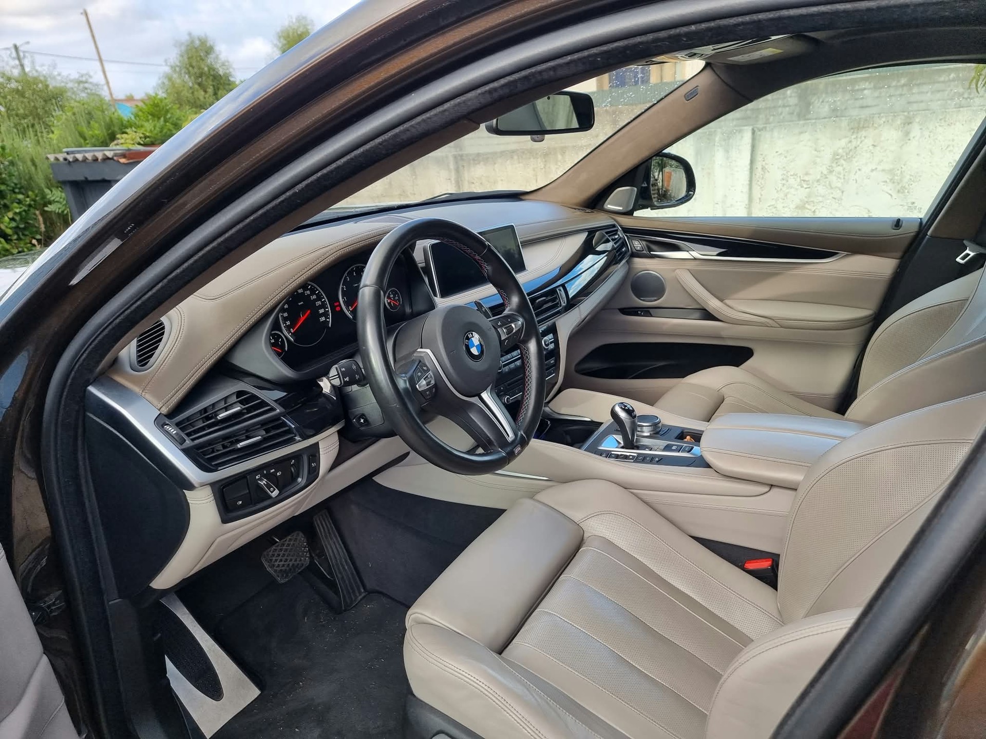 BMW X6M Steptronic-showroom-element-3