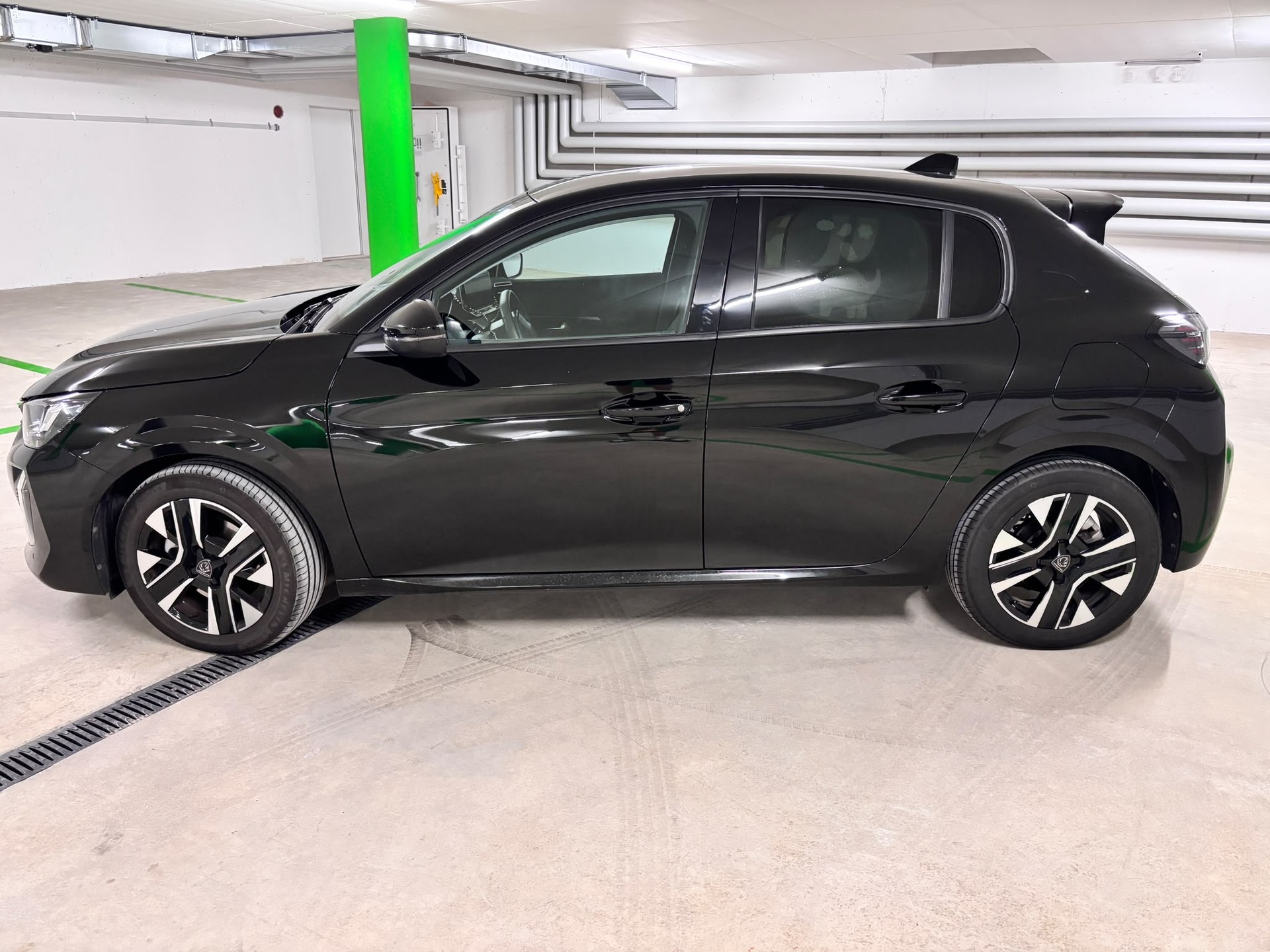 PEUGEOT 208 1.2 Hybrid Allure Premium MHEV-showroom-element-2