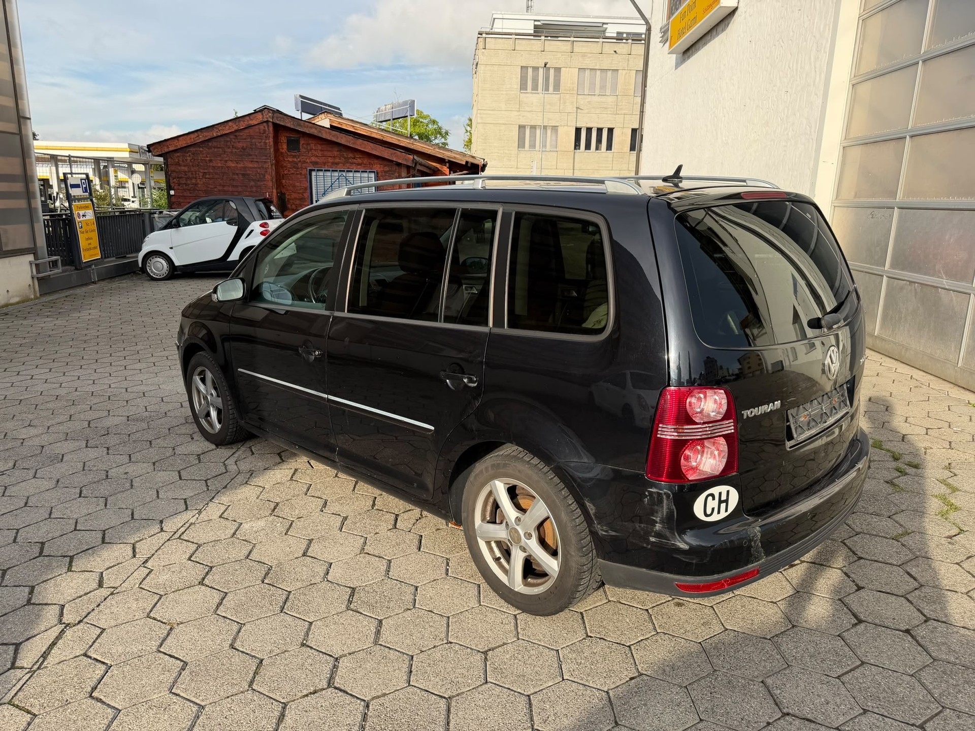 VW Touran 2.0 TDI Highline-showroom-element-1