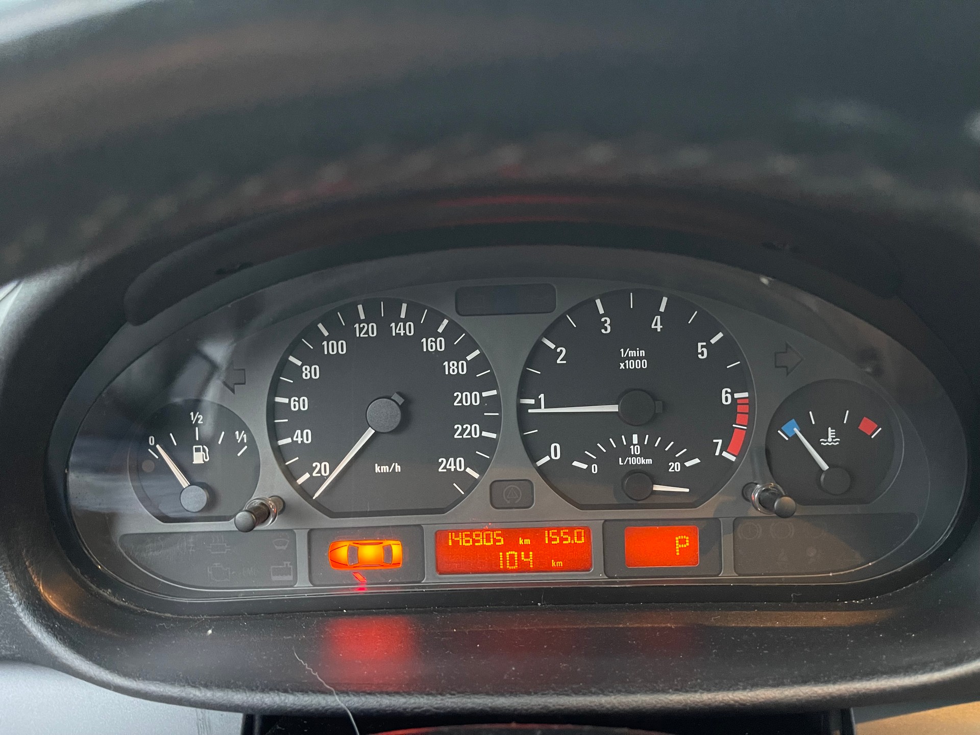 BMW 320i Frisch ab Kontrolle-image-12