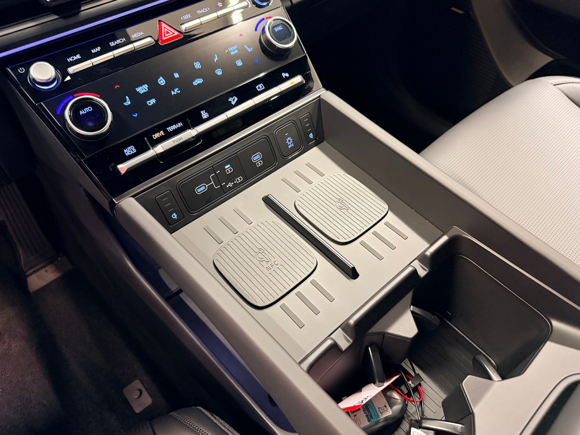 HYUNDAI Santa Fe 1.6 T-GDi PHEV Calligraphy 4WD Automatic-image-23