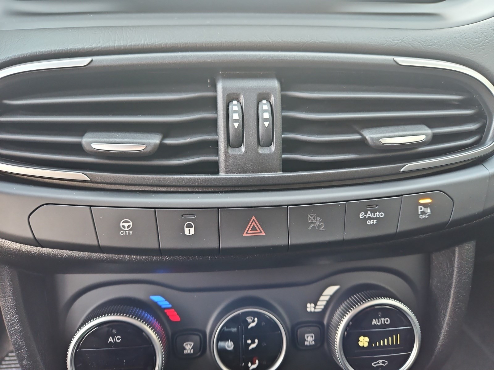 FIAT Tipo 1.5 Hybrid Station Wagon Swiss Edition Cross-image-14