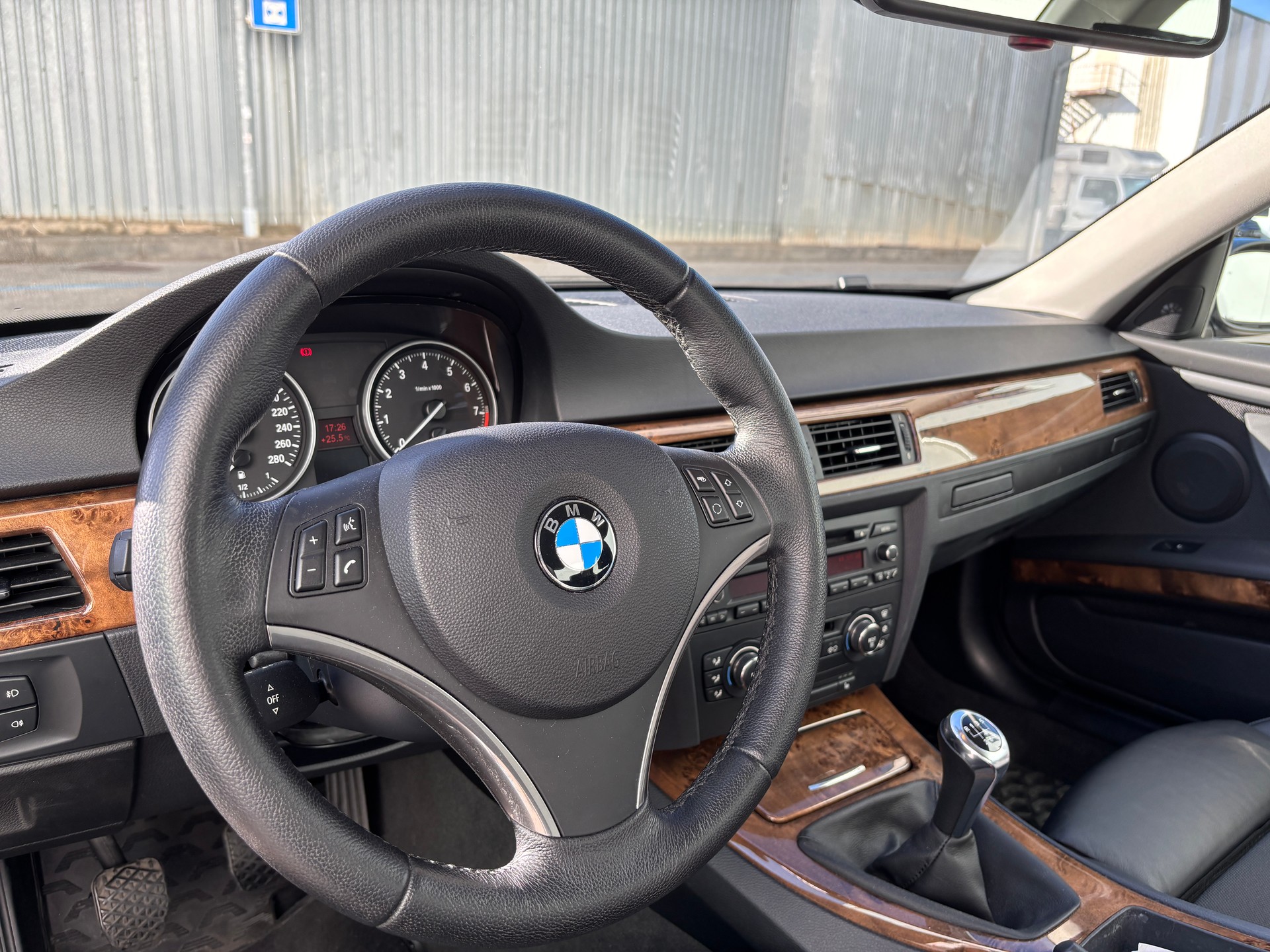 BMW 335i Coupé-image-13