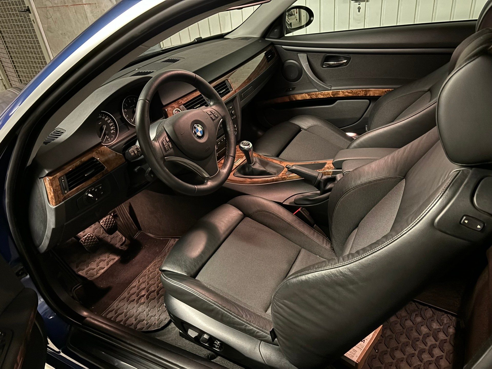 BMW 335i Coupé-image-17