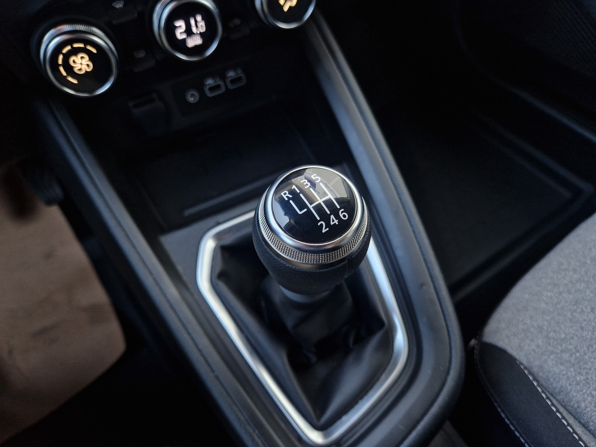 MITSUBISHI Colt 1.0 Invite+-image-9