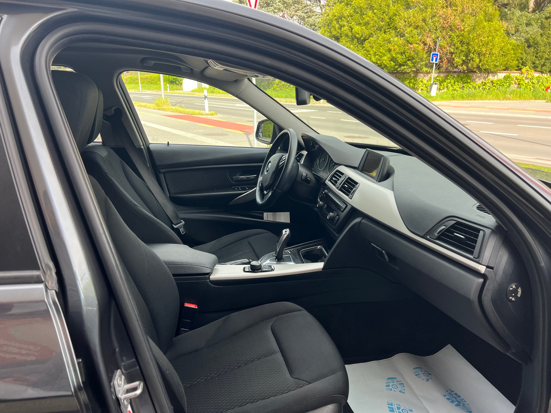 BMW 320i Steptronic-image-11